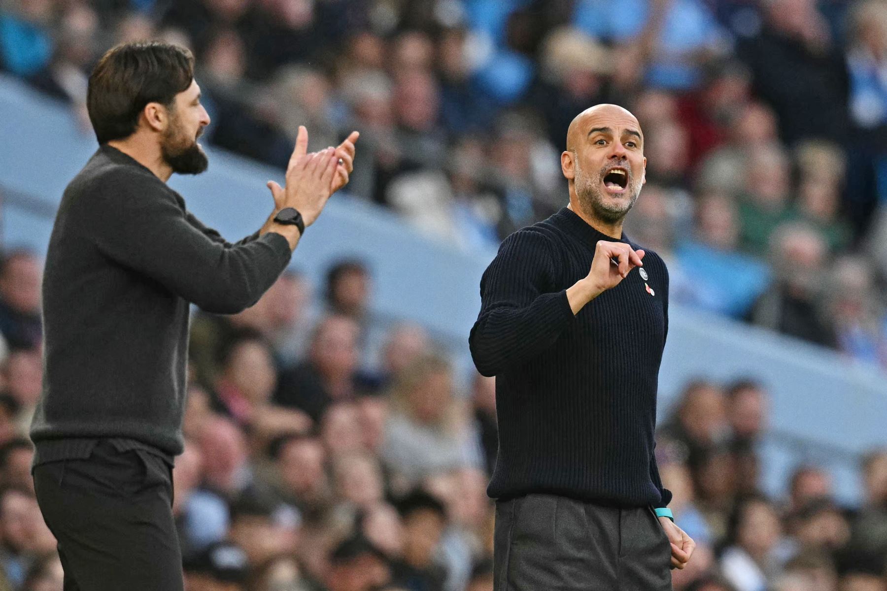 El entrenador español del Manchester City, Pep Guardiola  hace gestos al margen junto al entrenador escocés del Southampton, Russell Martin, durante el partido de fútbol de la Premier League inglesa entre Manchester City y Southampton. AFP