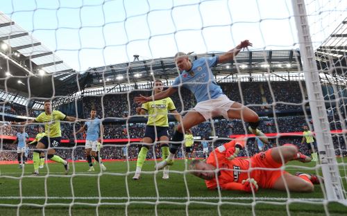 Erling Haaland de Manchester City reacciona después de perder un intento de gol junto al portero Aaron Ramsdale de Southampton durante el partido de fútbol de la Premier League inglesa entre Manchester City y Southampton.  Foto: EFE