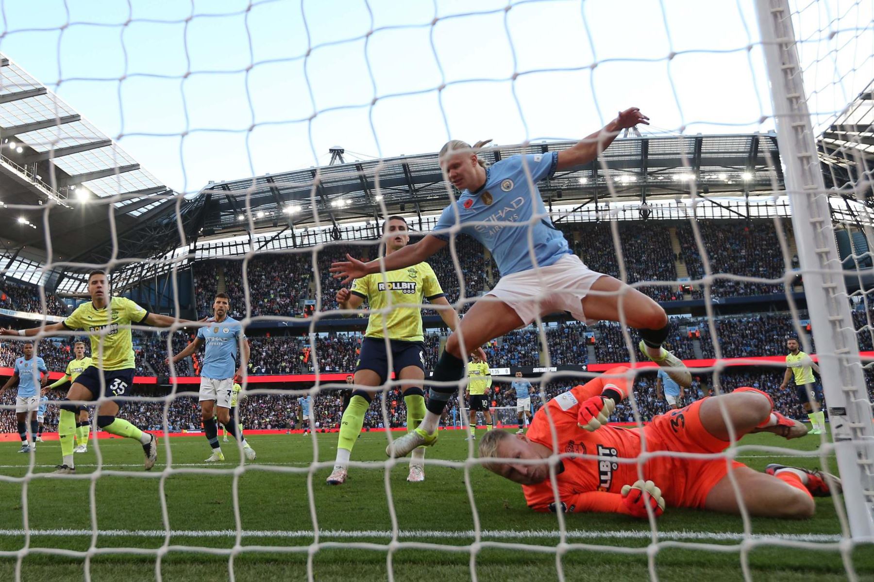 Erling Haaland de Manchester City reacciona después de perder un intento de gol junto al portero Aaron Ramsdale de Southampton durante el partido de fútbol de la Premier League inglesa entre Manchester City y Southampton.  Foto: EFE