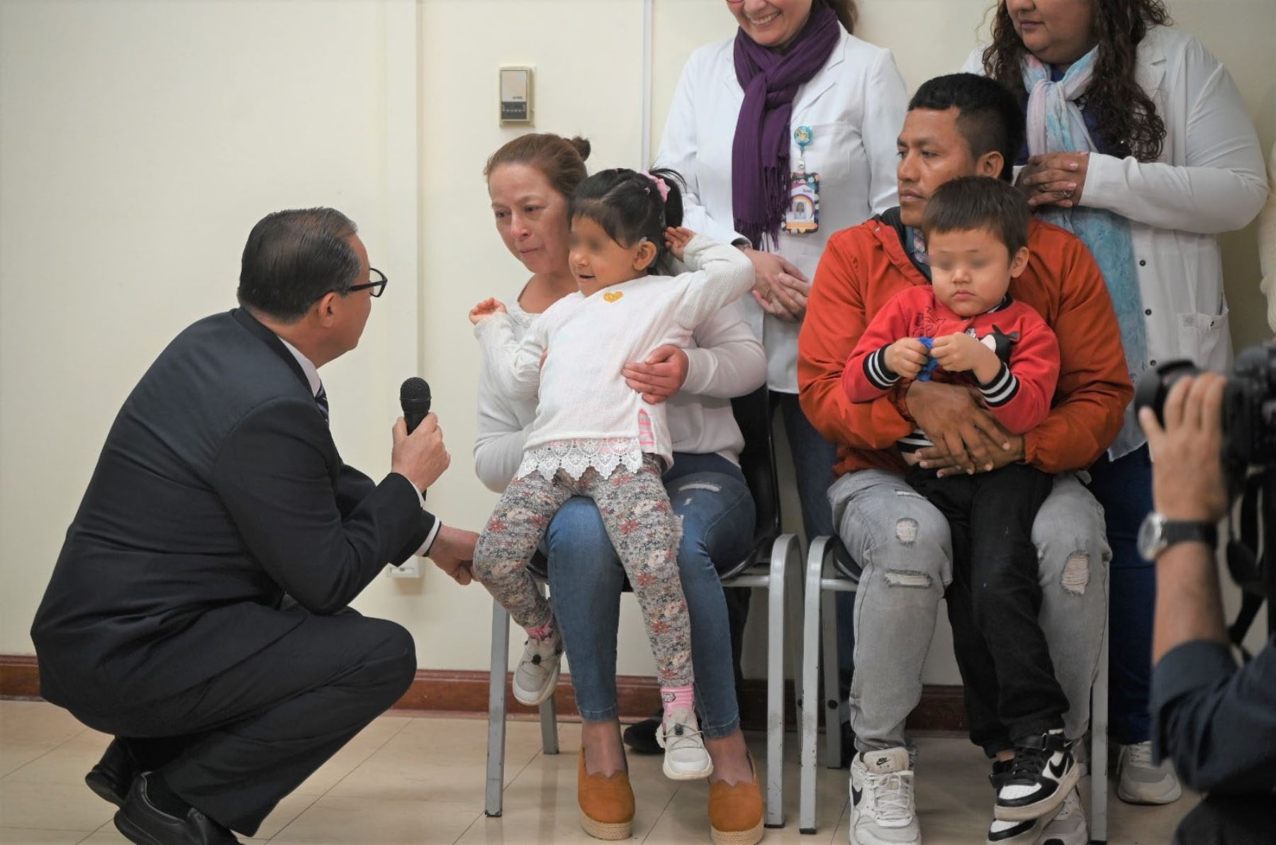 El implante coclear es un dispositivo electrónico pequeño que se coloca internamente en el paciente mediante una cirugía tras realizar una pequeña perforación en la superficie del cráneo, en la parte posterior de la oreja, alrededor de las partes dañadas del oído y estimulan directamente el nervio auditivo. ANDINA/Difusión