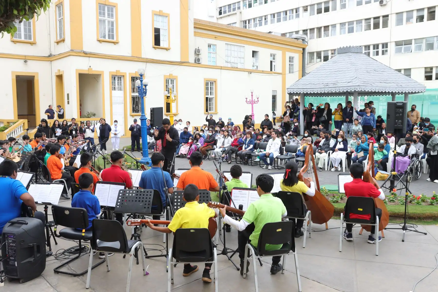 Pacientes y menores de edad hospitalizados del Instituto Nacional de Salud del Niño (INSN) disfrutaron de una mañana musical con el concierto de gala de la orquesta juvenil Sinfonía por el Perú del tenor Juan Diego Flórez, por el 95 Aniversario del primer centro pediátrico del país. 
Foto: ANDINA / Lino Chipana.