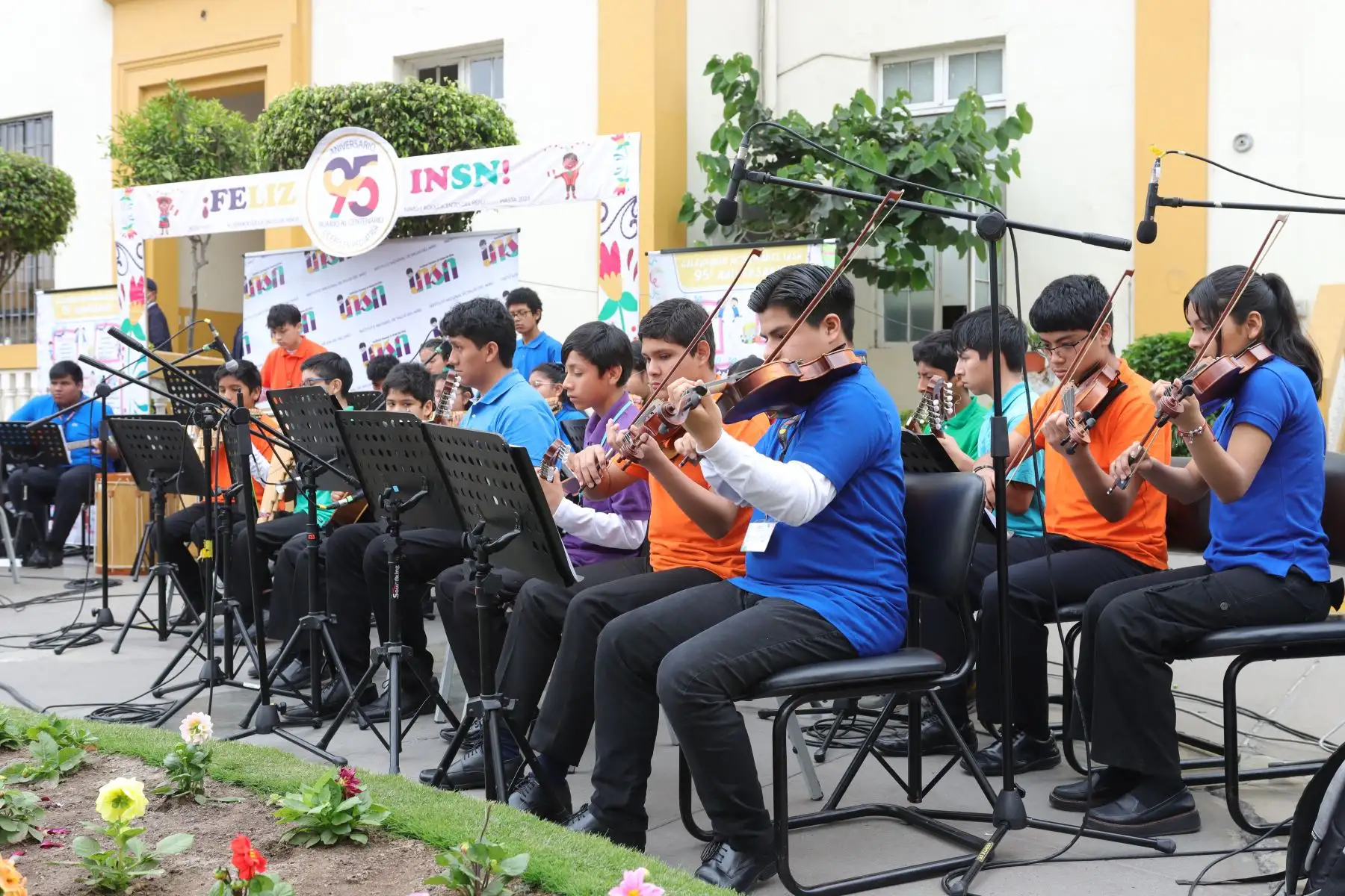 Sinfonía por el Perú deleitó con terapia musical a niños y adolescentes hospitalizados del INSN.
Breña.
Foto: ANDINA / Lino Chipana.