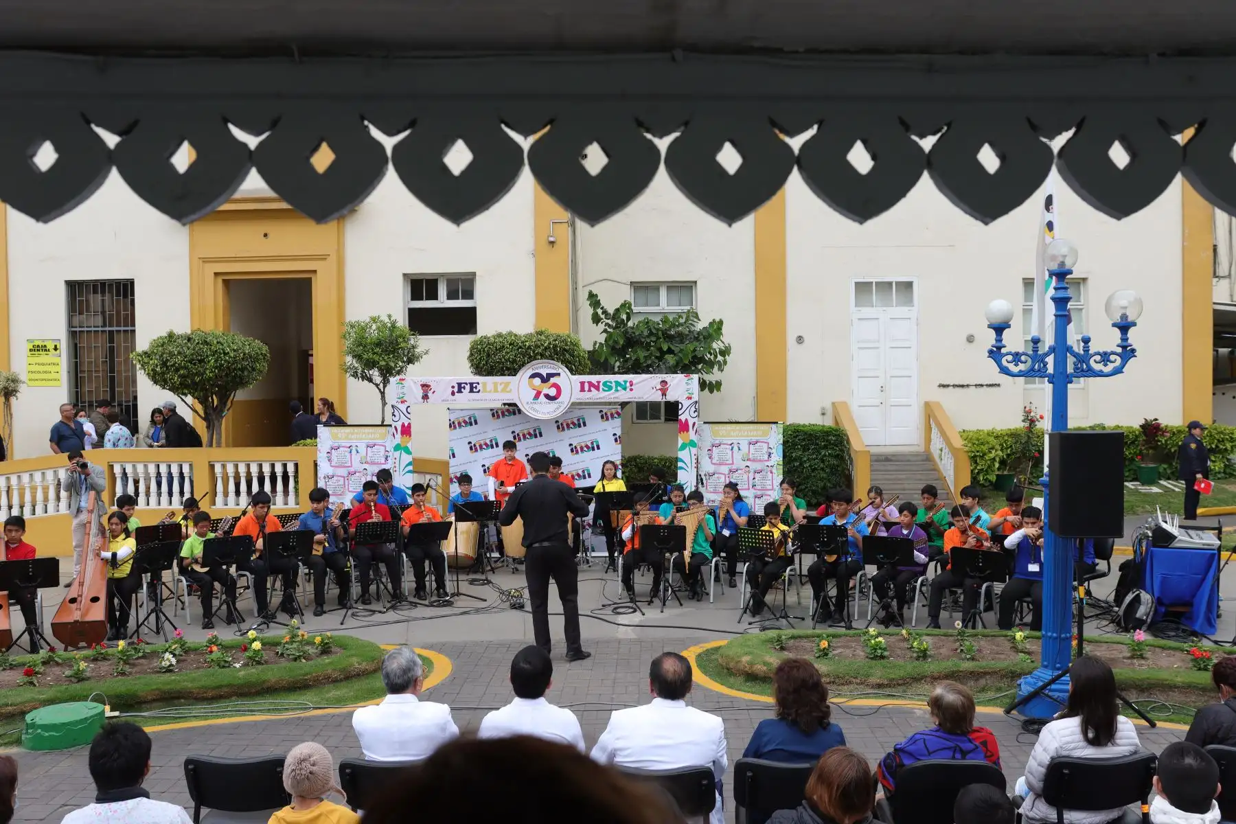 La orquesta juvenil Puro Perú - conformada por 35 beneficiarios y que estuvo bajo la dirección del maestro Pedro Manuel Núñez Carhuayo – deleitaron al público que los acompañó con ovaciones y aplausos. 
Foto: ANDINA / Lino Chipana.