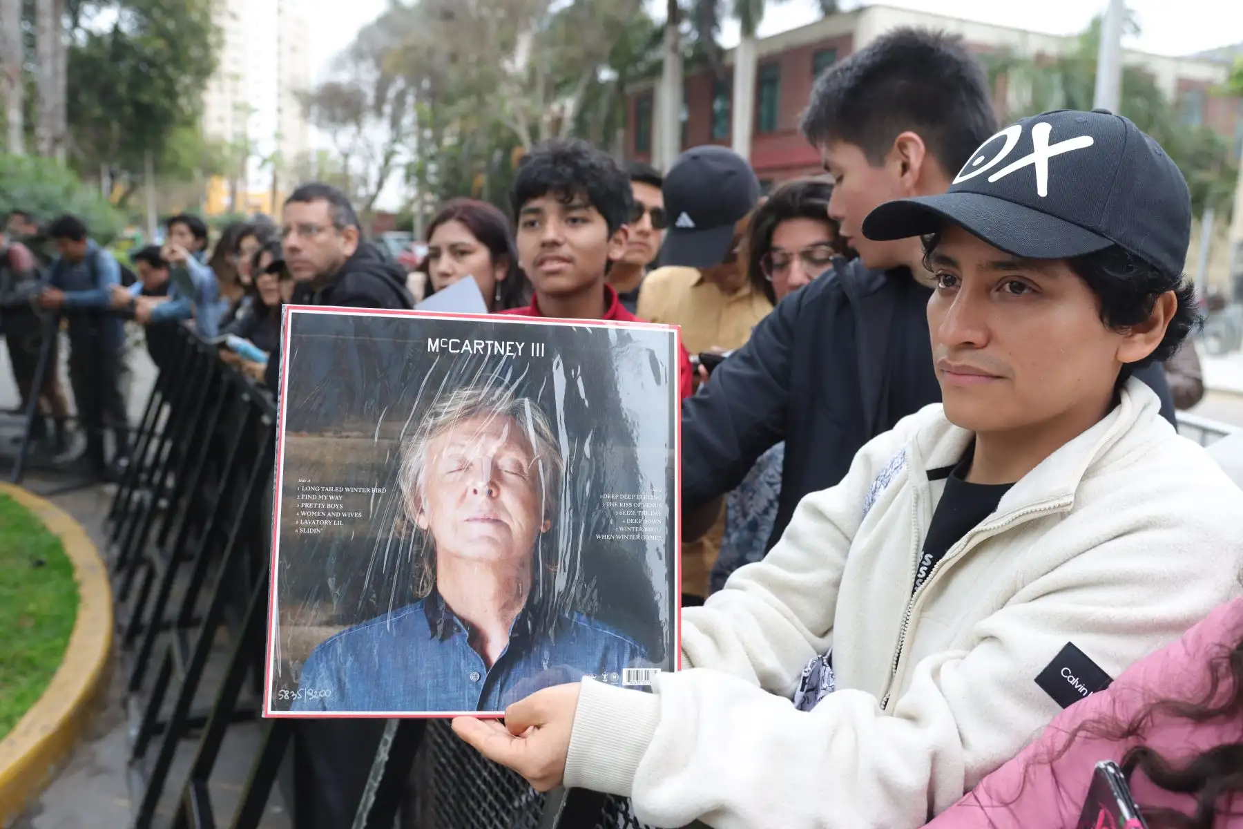 Fans de Paul McCartney en los exteriores del hotel Miraflores Park Hotel.
Foto: ANDINA / Lino Chipana