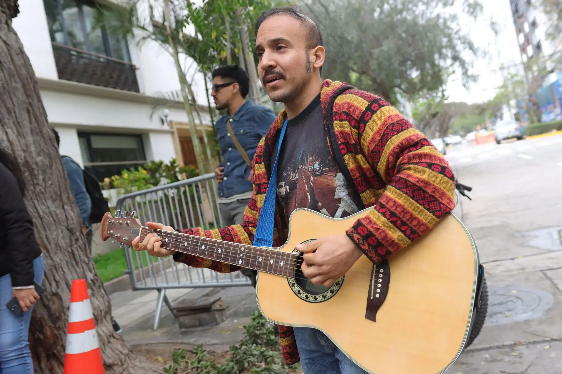 Fans de Paul McCartney en los exteriores del hotel Miraflores Park Hotel.
Foto: ANDINA / Lino Chipana