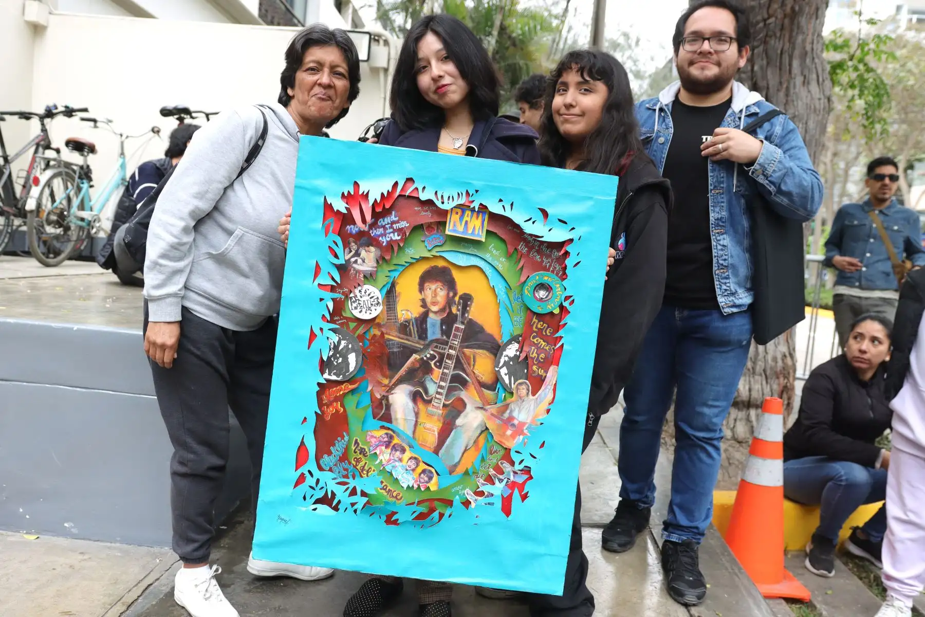 Fans de Paul McCartney en los exteriores del hotel Miraflores Park Hotel.
Foto: ANDINA / Lino Chipana