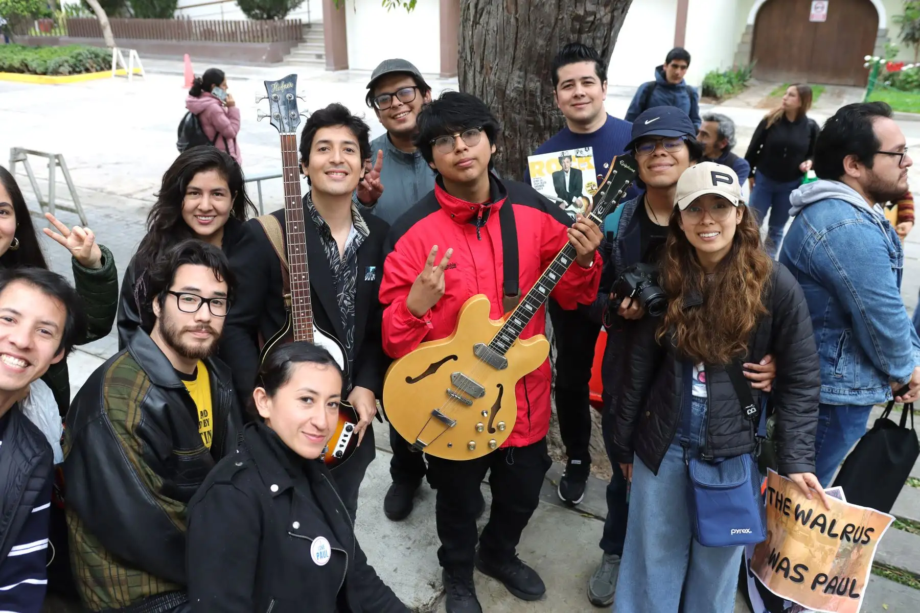 Fans de Paul McCartney en los exteriores del hotel Miraflores Park Hotel.
Foto: ANDINA / Lino Chipana