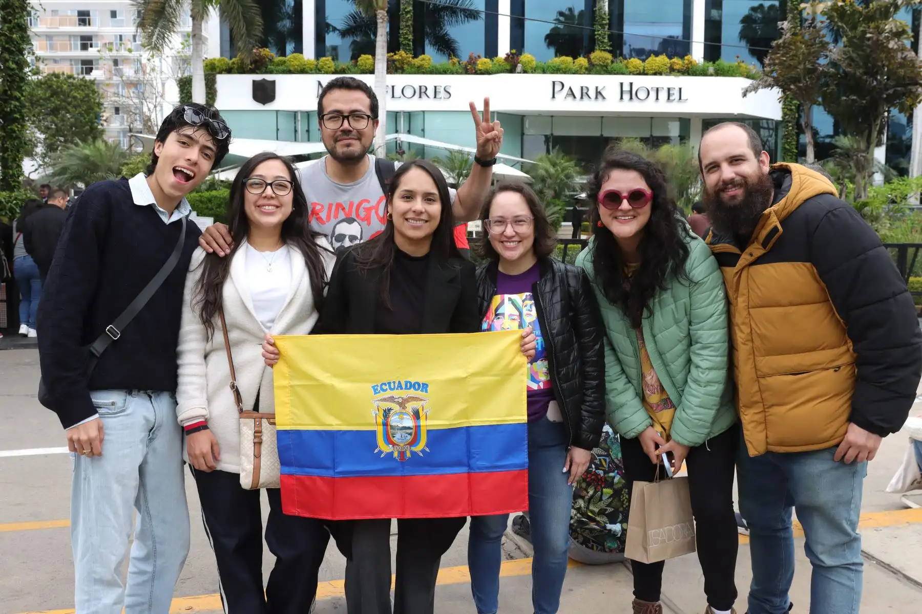 Fans de Paul McCartney en los exteriores del hotel Miraflores Park Hotel.
Foto: ANDINA / Lino Chipana