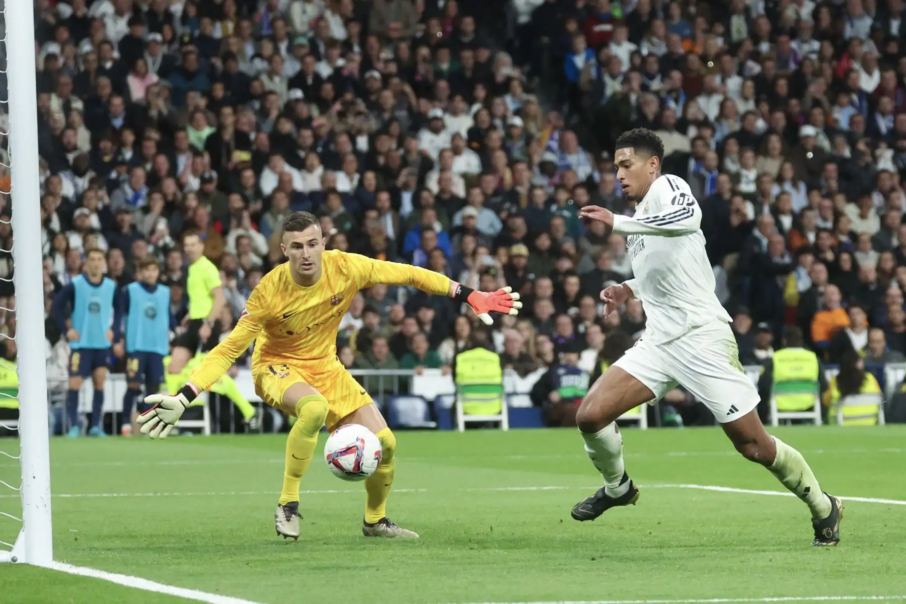 El centrocampista inglés del Real Madrid Jude Bellingham no logra marcar durante el partido de fútbol de la liga española entre el Real Madrid CF y el FC Barcelona en el estadio Santiago Bernabéu en Madrid. 
Foto: ANDINA/ AFP