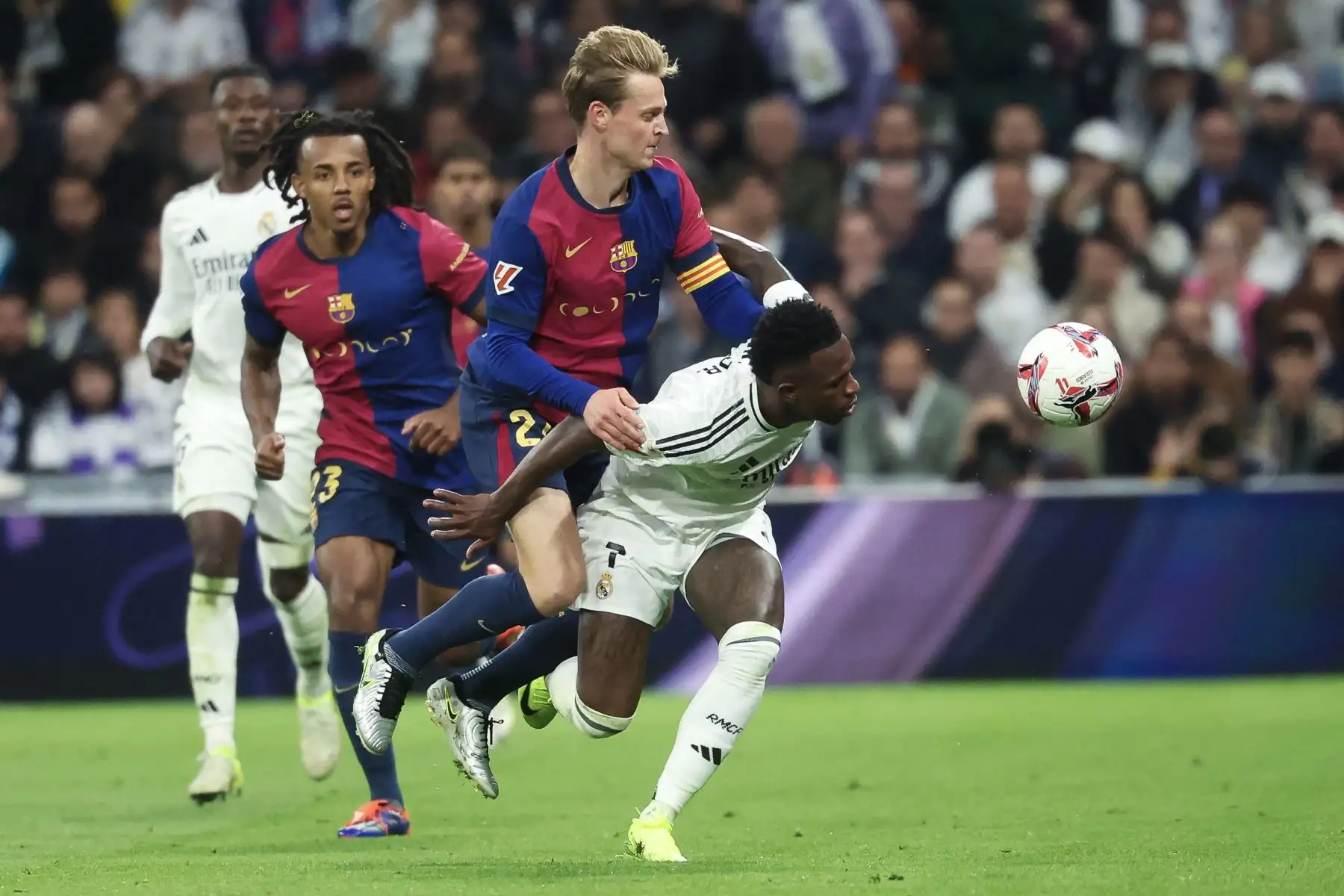 El delantero brasileño del Real Madrid Vinicius Junior es desafiado por el mediocampista holandés del Barcelona Frenkie De Jong durante el partido de fútbol de la liga española entre el Real Madrid CF y el FC Barcelona en el estadio Santiago Bernabéu en Madrid. 
Foto: ANDINA/AFP