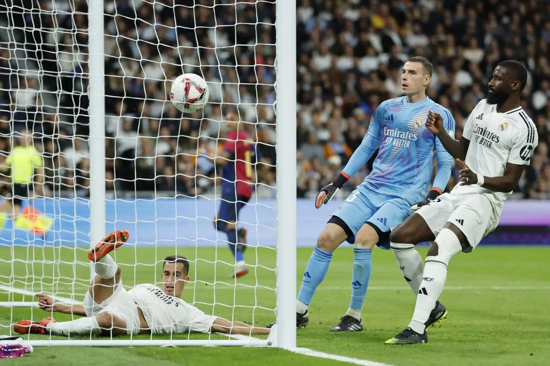 El defensa español del Real Madrid, Lucas Vázquez , no logra salvar el gol del delantero brasileño del Barcelona, ​​Raphinha, durante el partido de fútbol de la liga española entre el Real Madrid CF y el FC Barcelona en el estadio Santiago Bernabéu de Madrid. Foto: ANDINA/AFP