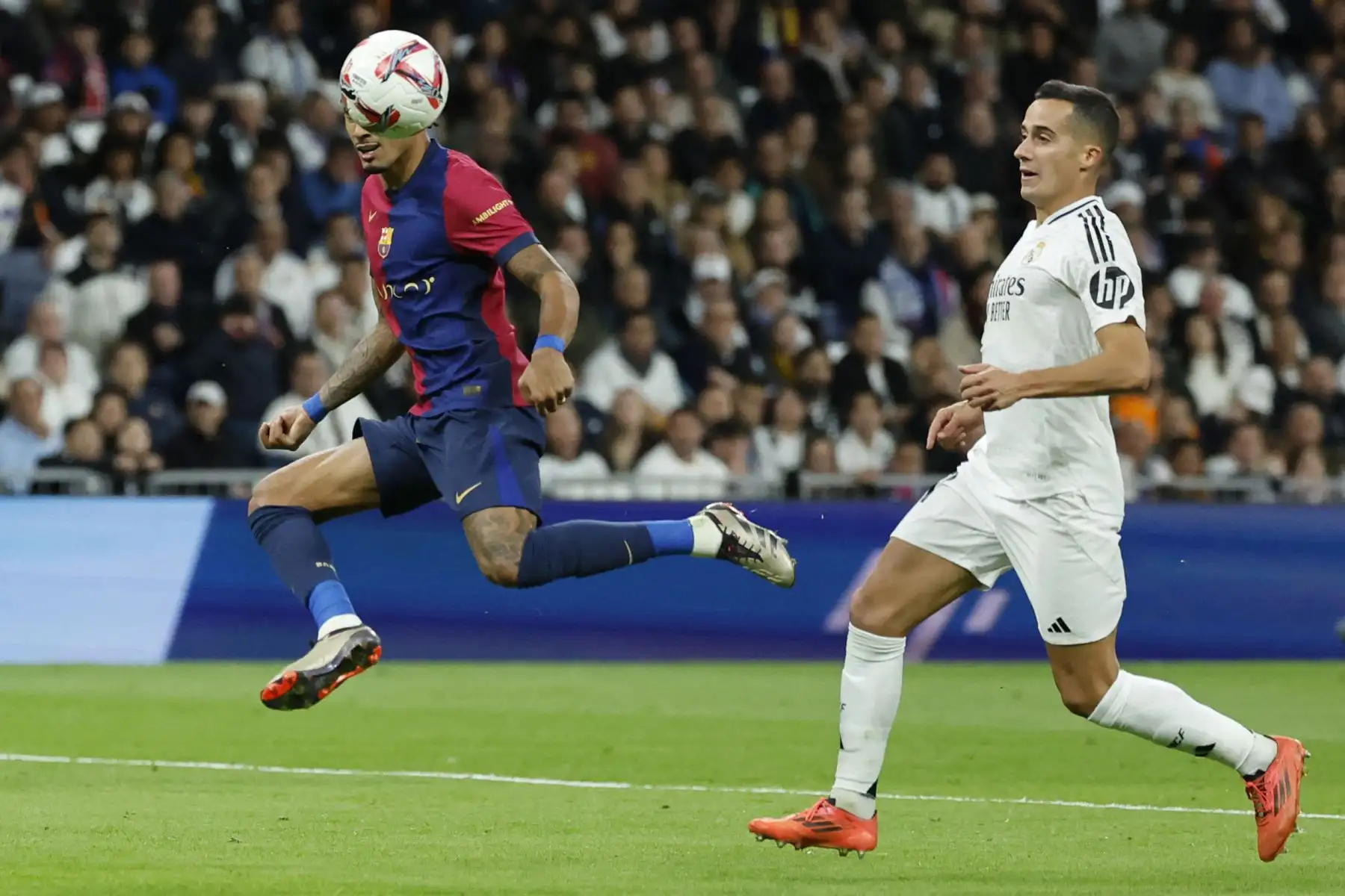 El delantero brasileño del Barcelona, ​​Raphinha , marca el cuarto gol de su equipo durante el partido de fútbol de la liga española entre el Real Madrid CF y el FC Barcelona en el estadio Santiago Bernabéu de Madrid. 
Foto. ANDINA/AFP
