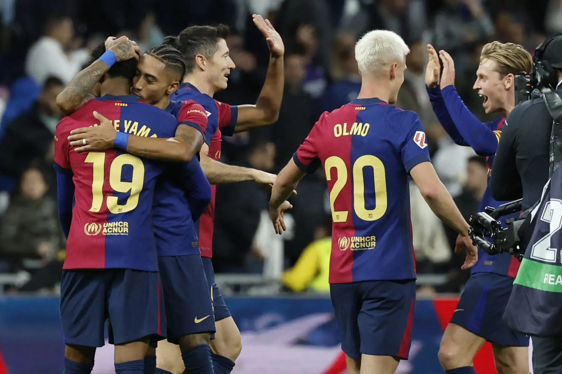 Los jugadores del Barcelona celebran su victoria al final del partido de fútbol de la liga española entre el Real Madrid CF y el FC Barcelona en el estadio Santiago Bernabéu de Madrid. 
Foto: ANDINA/AFP