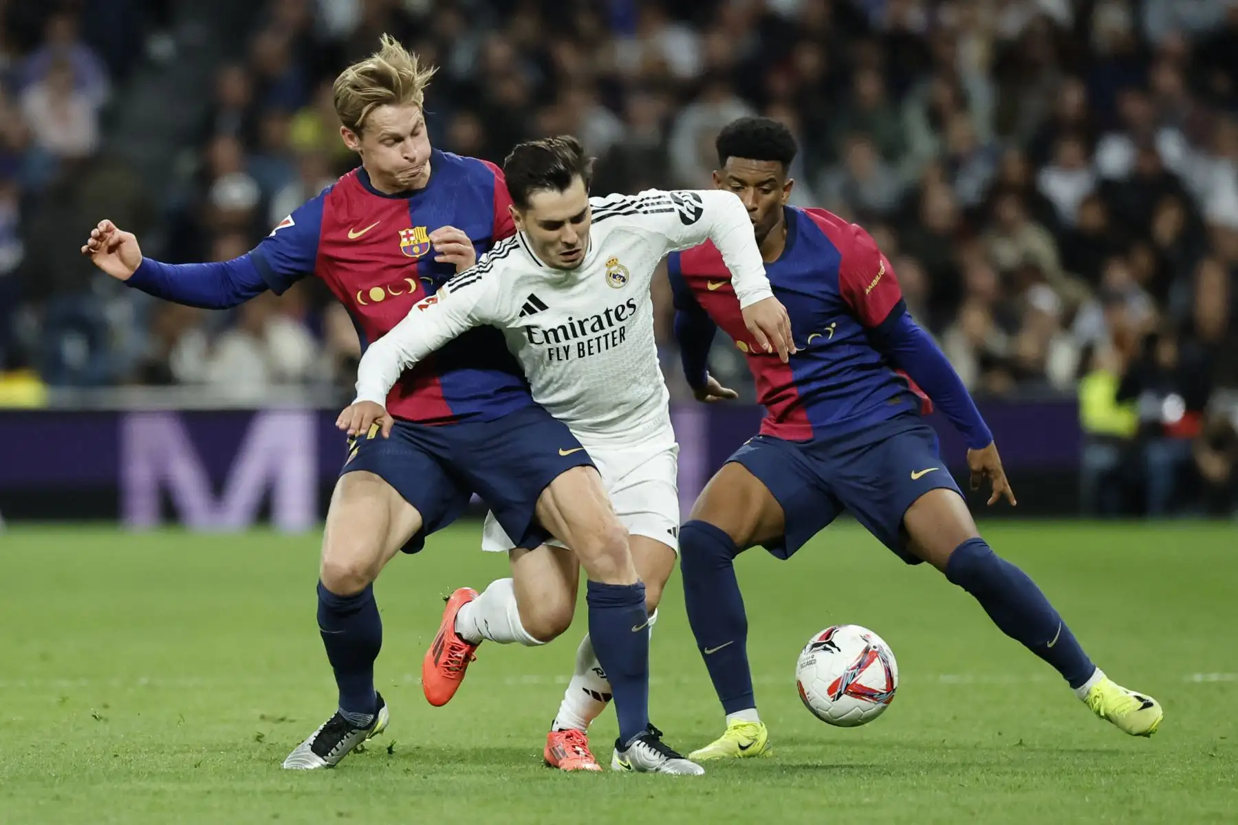 El centrocampista holandés del Barcelona Frenkie De Jong, el delantero marroquí del Real Madrid Brahim Díaz y el defensa español del Barcelona Alex Balde compiten por el balón durante el partido de fútbol de la liga española entre el Real Madrid CF y el FC Barcelona en el estadio Santiago Bernabéu en Madrid. Foto: ANDINA/AFP