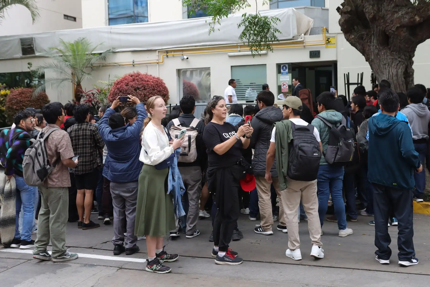 Fans de Paul McCartney en los exteriores del hotel Miraflores Park Hotel.
Foto: ANDINA / Lino Chipana