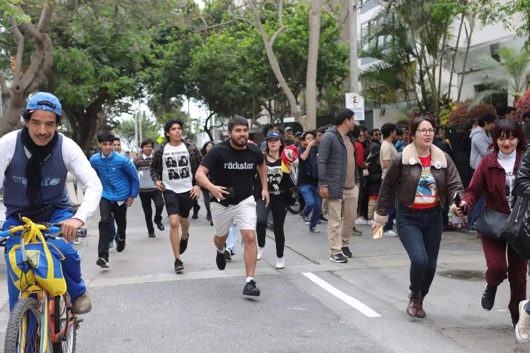Fans de Paul McCartney en los exteriores del hotel Miraflores Park Hotel.
Foto: ANDINA / Lino Chipana