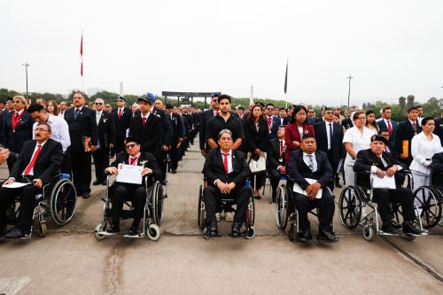 Gobierno rinde homenaje a veteranos de guerra y de la pacificación nacional. Participan jefe del Gabinete, Gustavo Adrianzén, y el ministro de Defensa, Walter Astudillo.