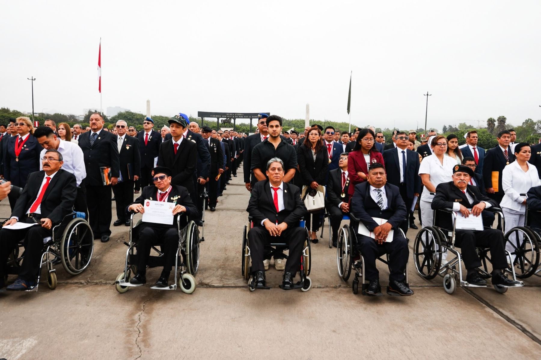 Gobierno rinde homenaje a veteranos de guerra y de la pacificación nacional. Participan jefe del Gabinete, Gustavo Adrianzén, y el ministro de Defensa, Walter Astudillo.