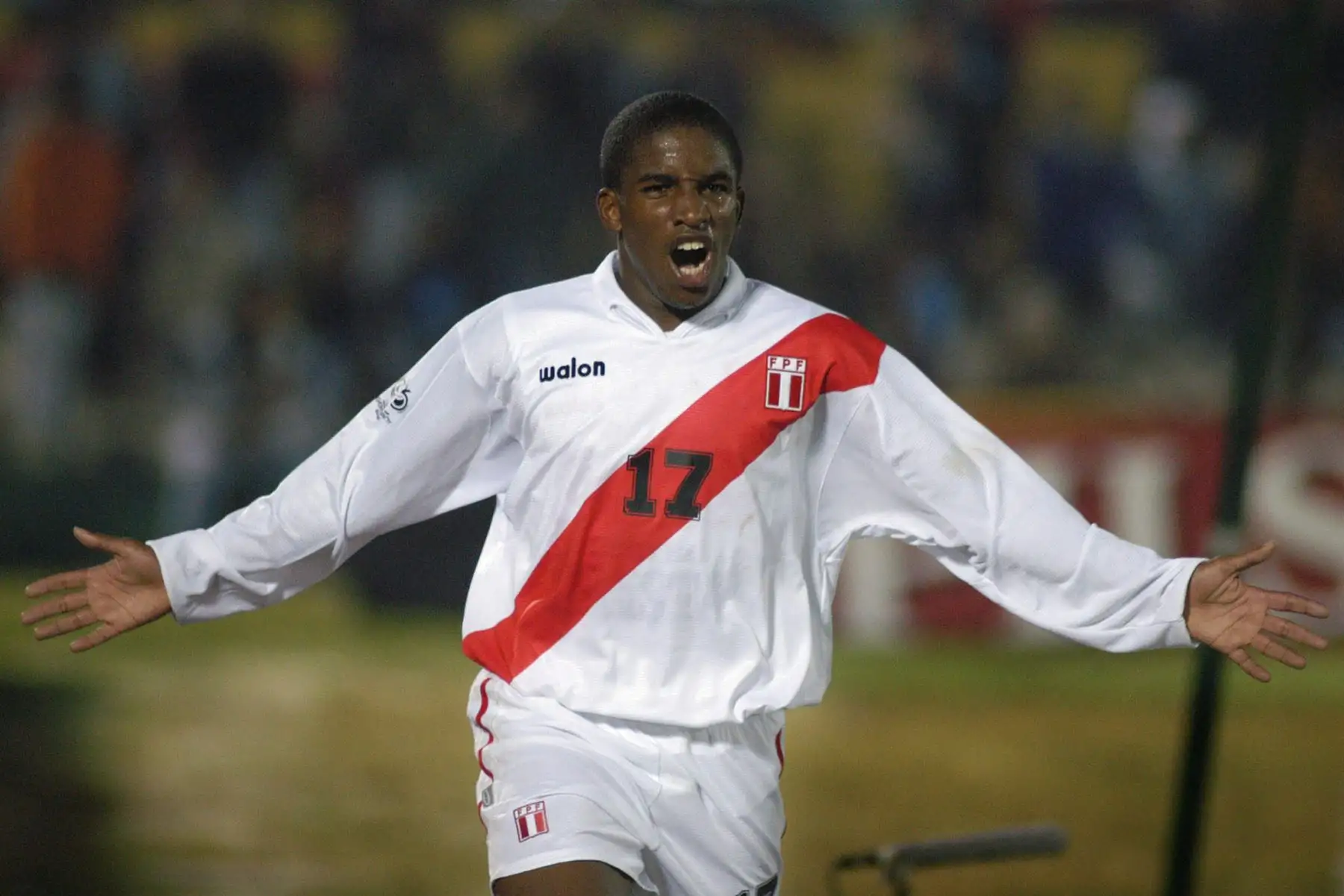 El jugador peruano Jefferson Farfán celebra el tercer gol  para su equipo durante un encuentro de la sexta jornada por las eliminatorias para el Mundial de fútbol Alemania 2006. Perú se impone como visitante 3-0 ante Uruguay. Foto: Agencia EFE El jugador peruano Jefferson Farfán celebra el tercer gol  para su equipo durante un encuentro de la sexta jornada por las eliminatorias para el Mundial de fútbol Alemania 2006. Perú se impone como visitante 3-0 ante Uruguay. Foto: Agencia EFE