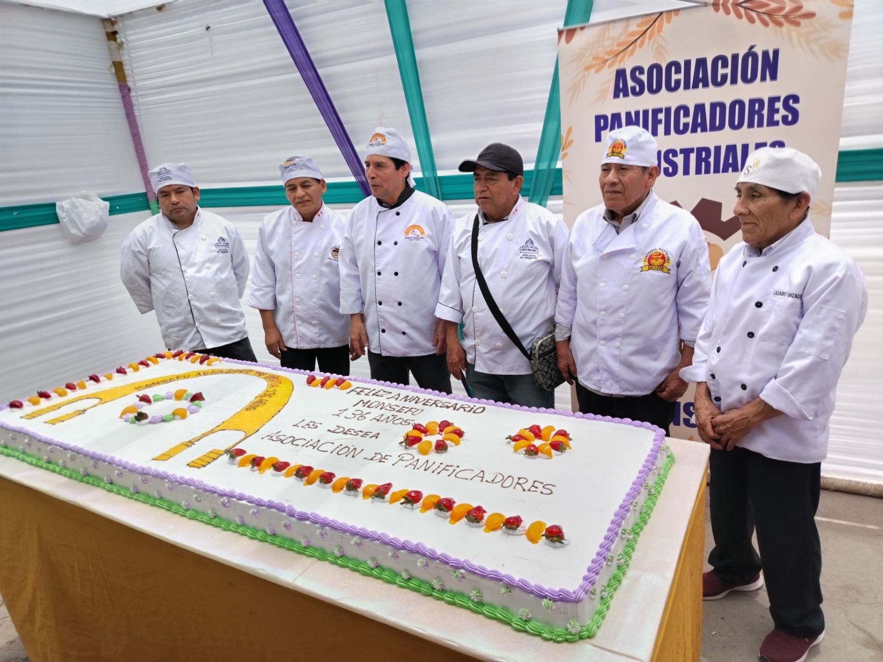 Maestros panaderos de Monsefú elaboraron una torta gigante y panes artísticos de gran tamaño por el aniversario de este distrito lambayecano y como homenaje a la gran tradición panificadora de Monsefú. ANDINA/Difusión