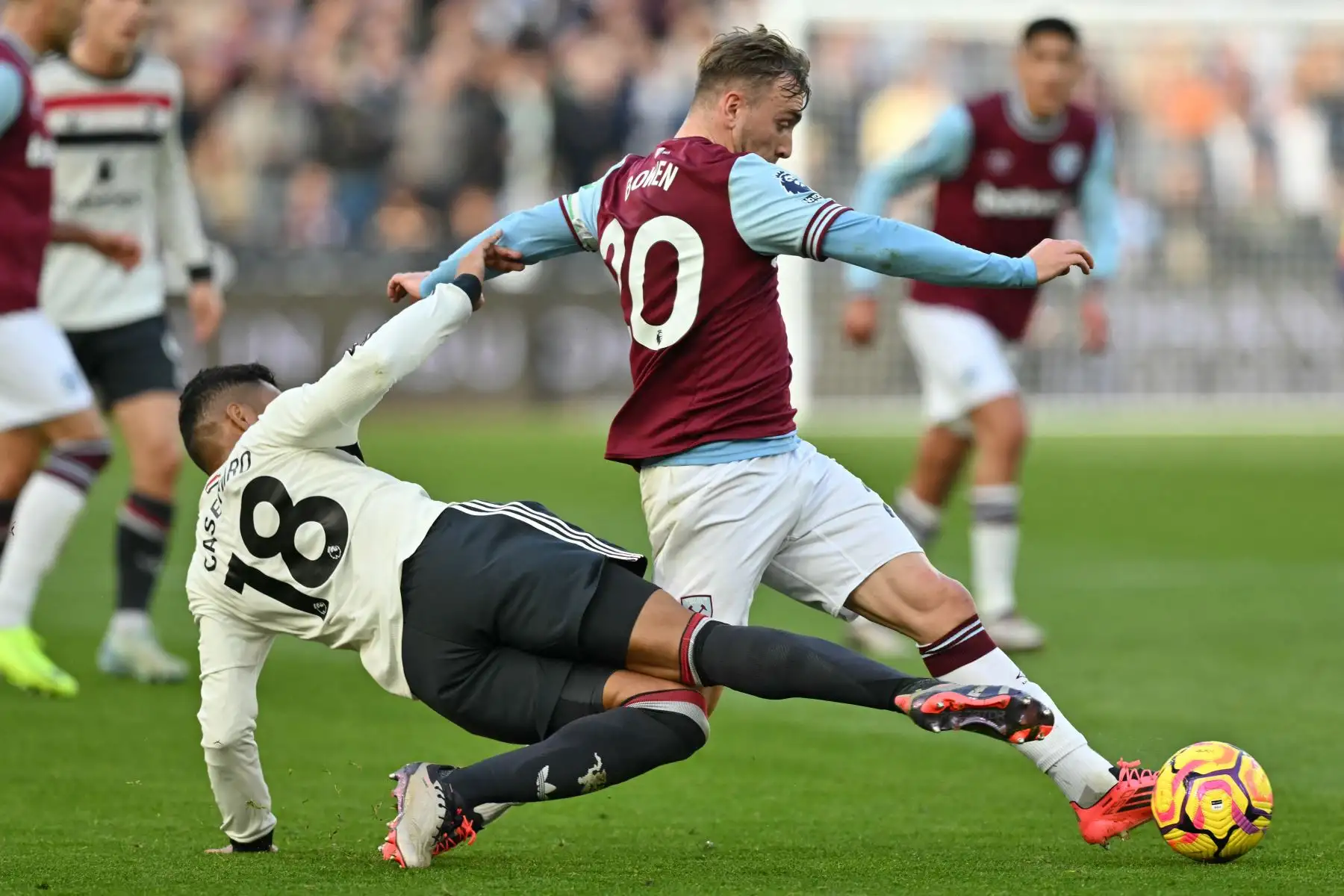 El centrocampista brasileño del Manchester United Casemiro se enfrenta al delantero inglés del West Ham United  Jarrod Bowen  durante el partido de fútbol de la Premier League inglesa entre West Ham United y Manchester United. Foto: AFP