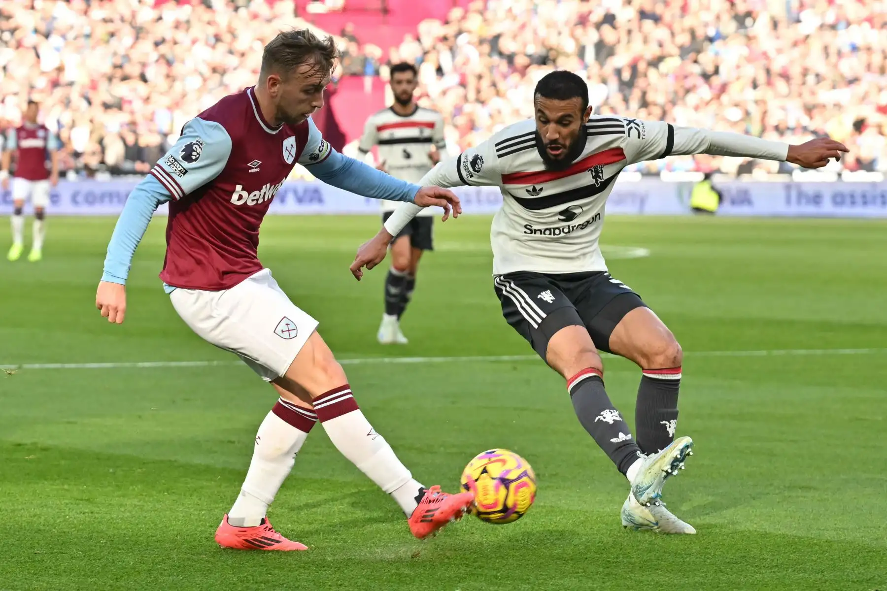 El delantero inglés del West Ham United  Jarrod Bowen compite con el defensor marroquí del Manchester United Noussair Mazraoui durante el partido de fútbol de la Premier League inglesa entre West Ham United y Manchester United. AFP