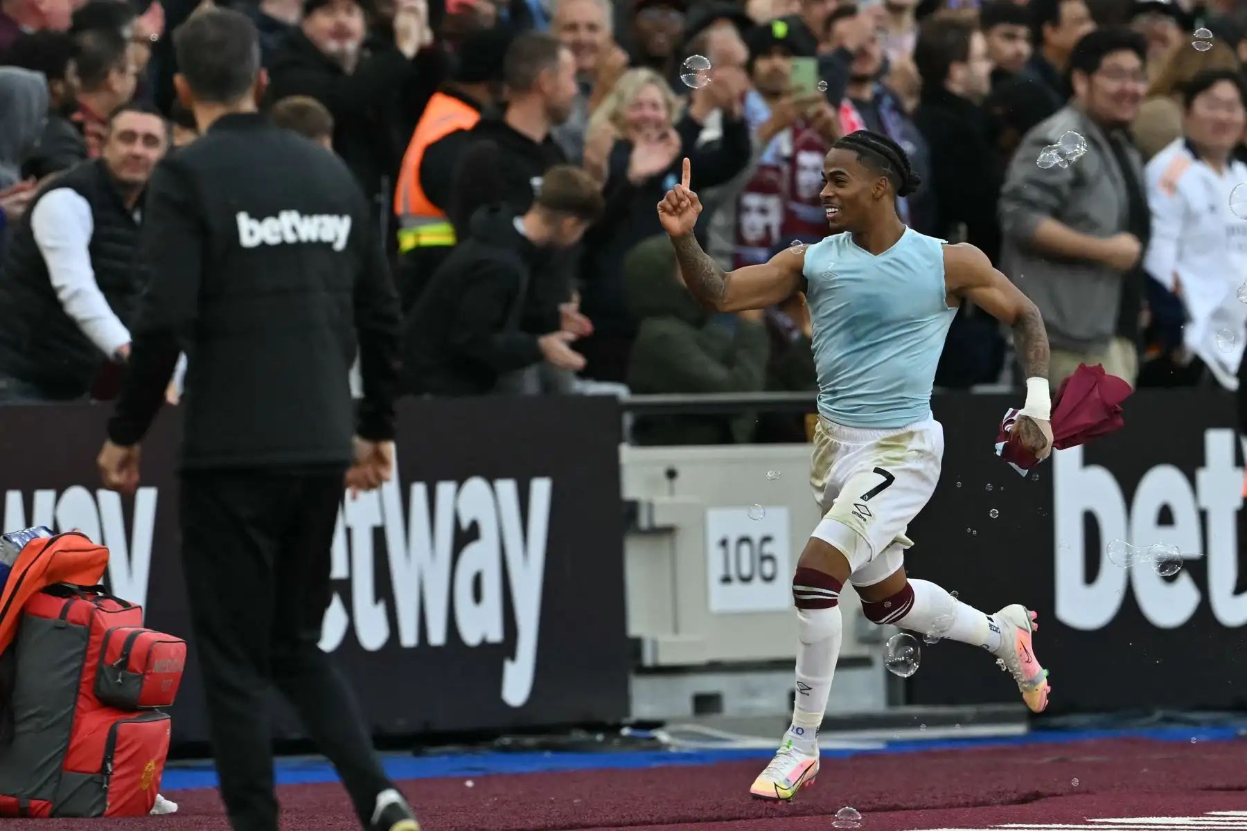 El delantero holandés  del West Ham United, Crysencio Summerville, celebra frente a los aficionados después de marcar el gol inicial del partido de fútbol de la Premier League inglesa entre West Ham United y Manchester United. AFP