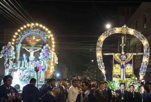 Las imágenes del Señor de los Milagros y de la Santísima Cruz de Motupe protagonizaron anoche un encuentro histórico en las calles de Chiclayo, región Lambayeque, ante miles de devotos. ANDINA/Difusión