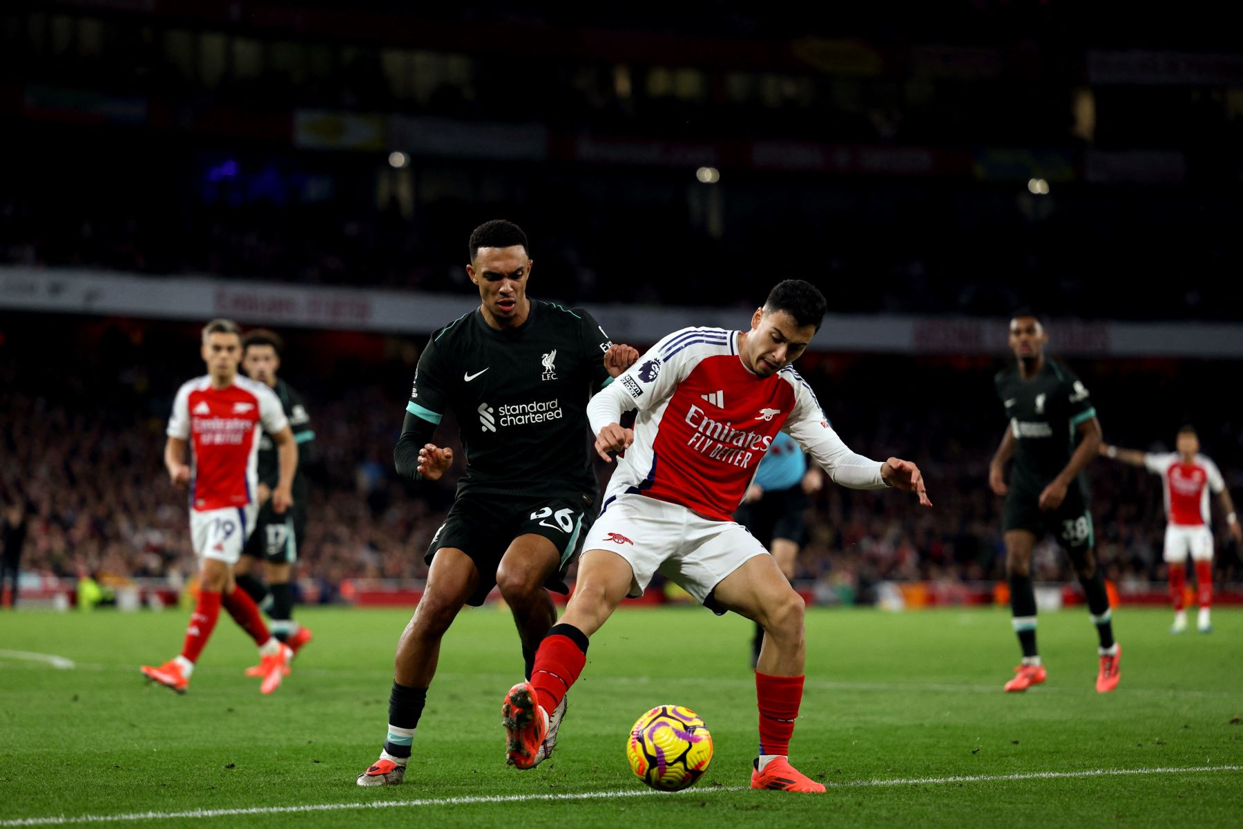 El defensor inglés del Liverpool  Trent Alexander-Arnold compite por el balón con el centrocampista brasileño del Arsenal  Gabriel Martinelli durante el partido de fútbol de la Premier League inglesa entre el Arsenal y el Liverpool. AFP