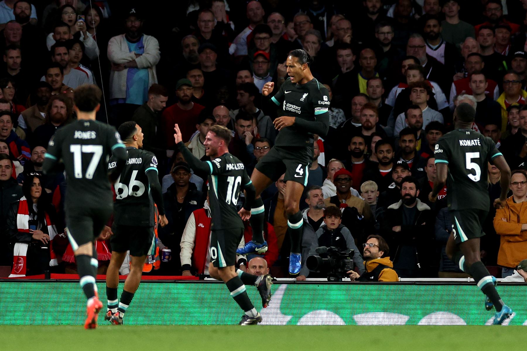 El defensor holandés del Liverpool  Virgil van Dijk celebra el primer gol del equipo durante el partido de fútbol de la Premier League inglesa entre Arsenal y Liverpool. AFP