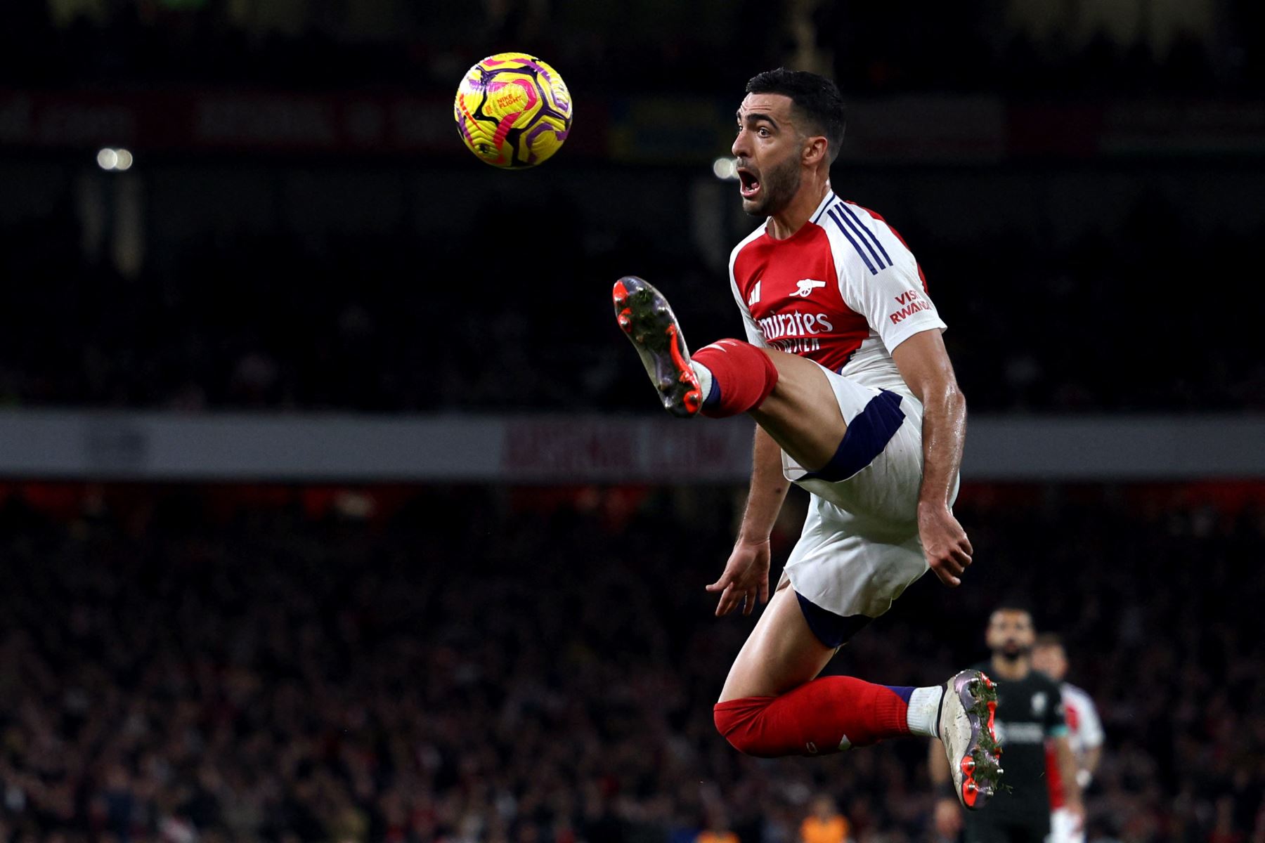 El centrocampista español del Arsenal  Mikel Merino salta para controlar el balón durante el partido de fútbol de la Premier League inglesa entre Arsenal y Liverpool. AFP