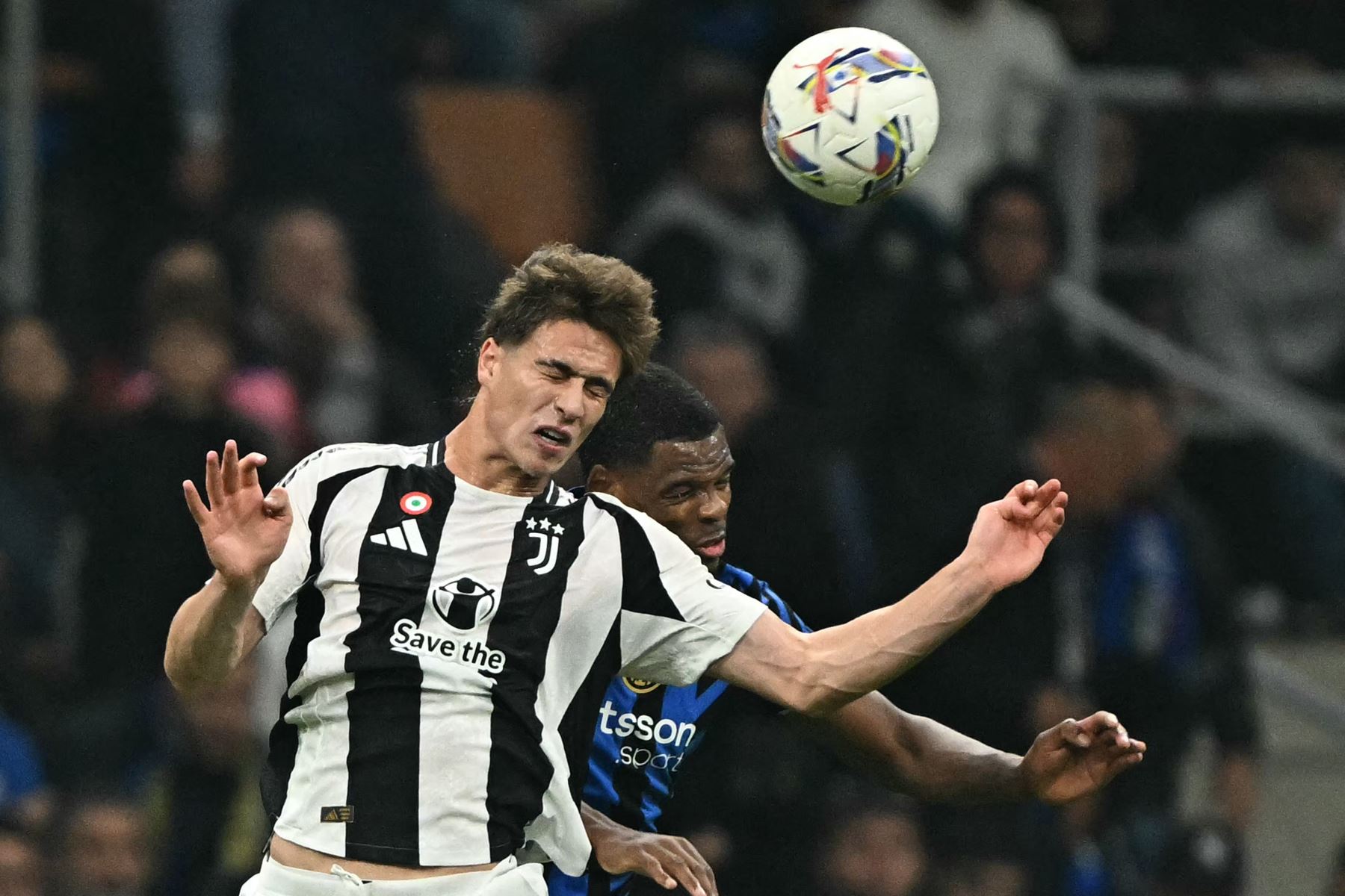 El mediocampista de la Juventus  Kenan Yildiz y el defensor holandés del Inter de Milán  Denzel Dumfries saltan por el balón durante el partido de fútbol de la Serie A italiana entre el Inter de Milán y la Juventus. AFP