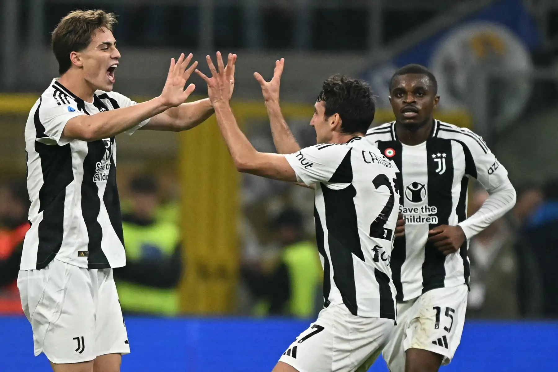 El mediocampista de la Juventus Kenan Yildiz celebra marcar el cuarto gol de su equipo con el defensor italiano de la Juventus  Andrea Cambiaso y el defensor francés de la Juventus Pierre Kalulu durante el partido de fútbol de la Serie A italiana entre el Inter de Milán y la Juventus. AFP
