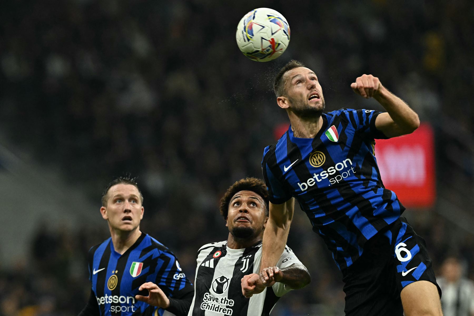 El defensor holandés del Inter de Milán  Stefan de Vrij encabeza el balón durante el partido de fútbol de la Serie A italiana entre el Inter de Milán y la Juventus. AFP