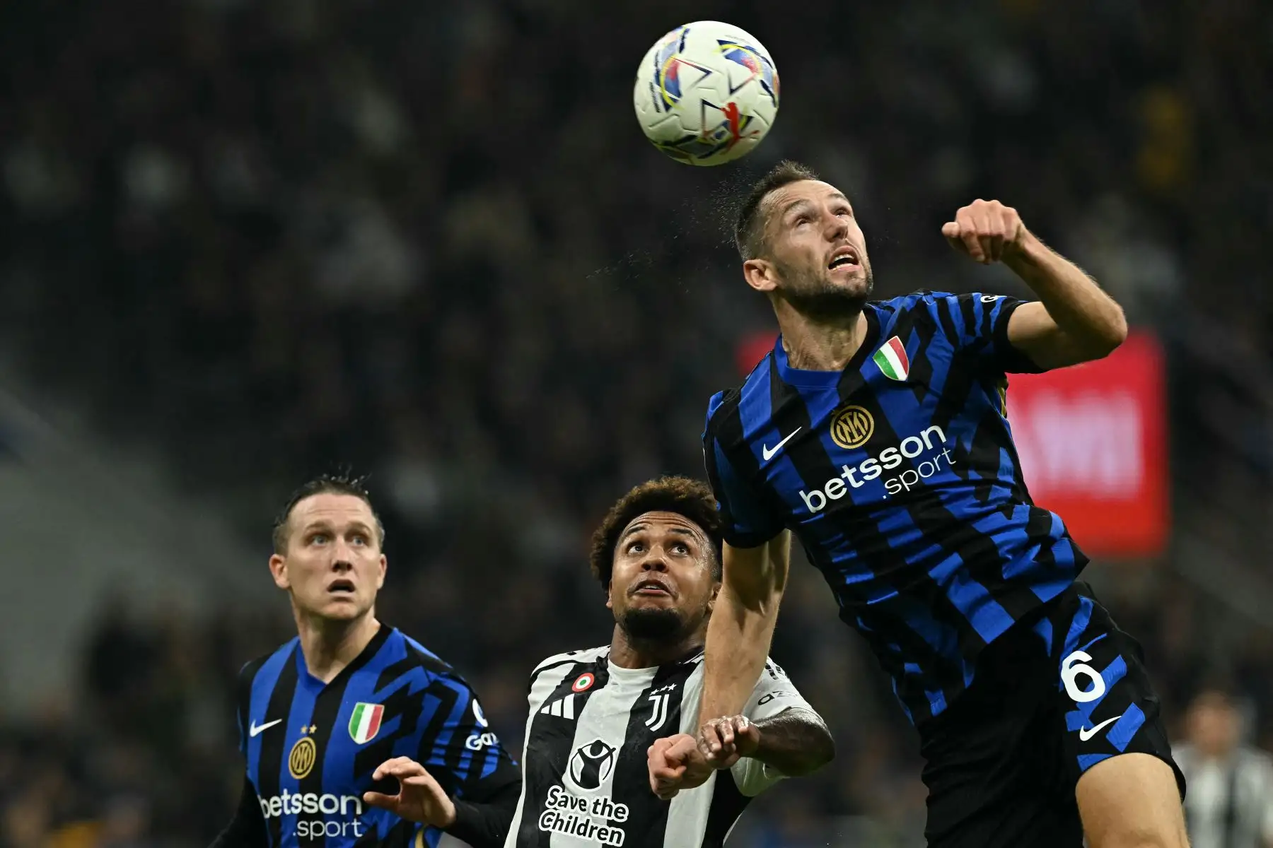 El defensor holandés del Inter de Milán  Stefan de Vrij encabeza el balón durante el partido de fútbol de la Serie A italiana entre el Inter de Milán y la Juventus. AFP