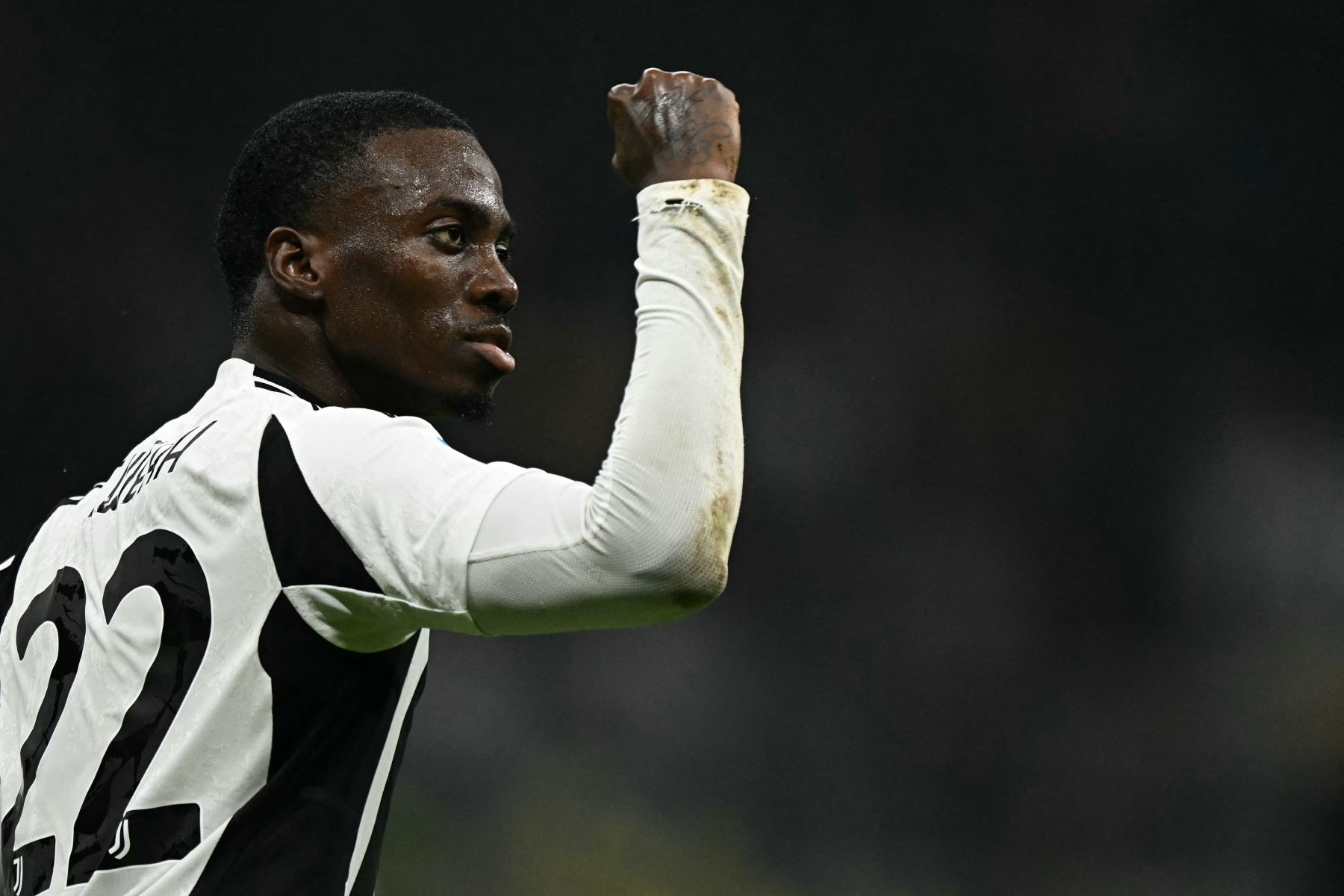 El delantero americano de la Juventus Tim Weah celebra marcar el segundo gol de su equipo durante el partido de fútbol de la Serie A italiana entre el Inter de Milán y la Juventus. AFP