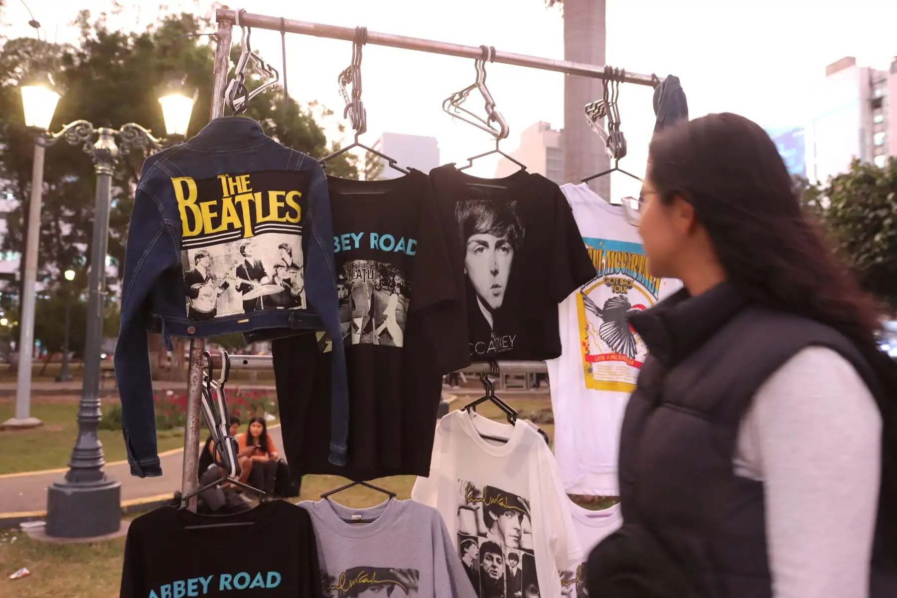 Fanáticos del cantante Paul MacCartney llegan al Estadio Nacional, horas antes del esperado concierto. Foto: ANDINA / Lino Chipana