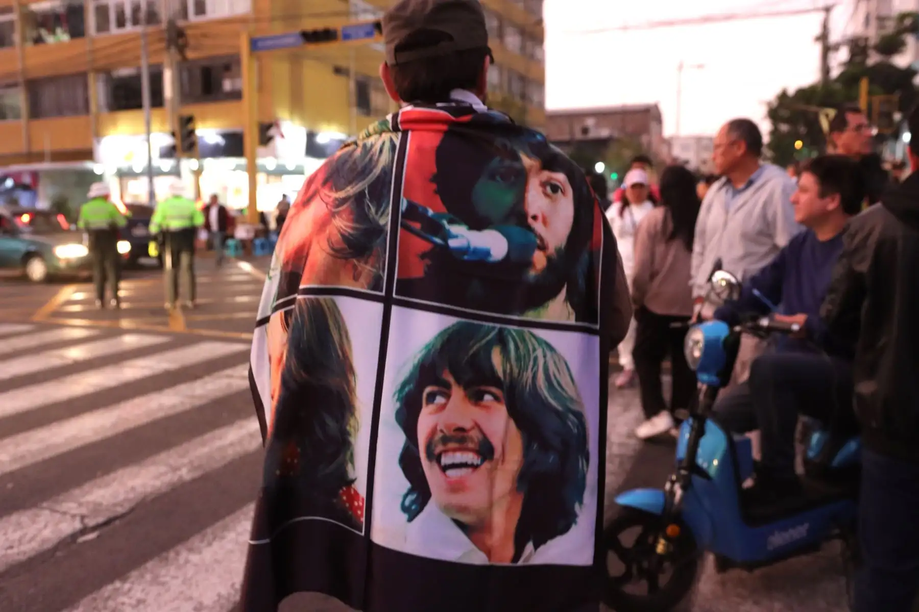 Fanáticos del cantante Paul MacCartney llegan al Estadio Nacional, horas antes del esperado concierto. Foto: ANDINA / Lino Chipana