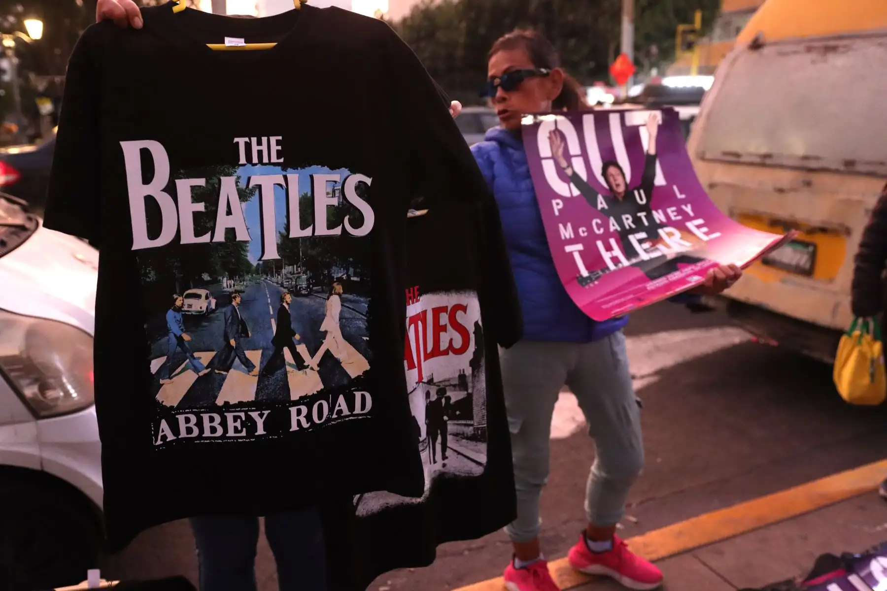 Fanáticos del cantante Paul MacCartney llegan al Estadio Nacional, horas antes del esperado concierto. Foto: ANDINA / Lino Chipana