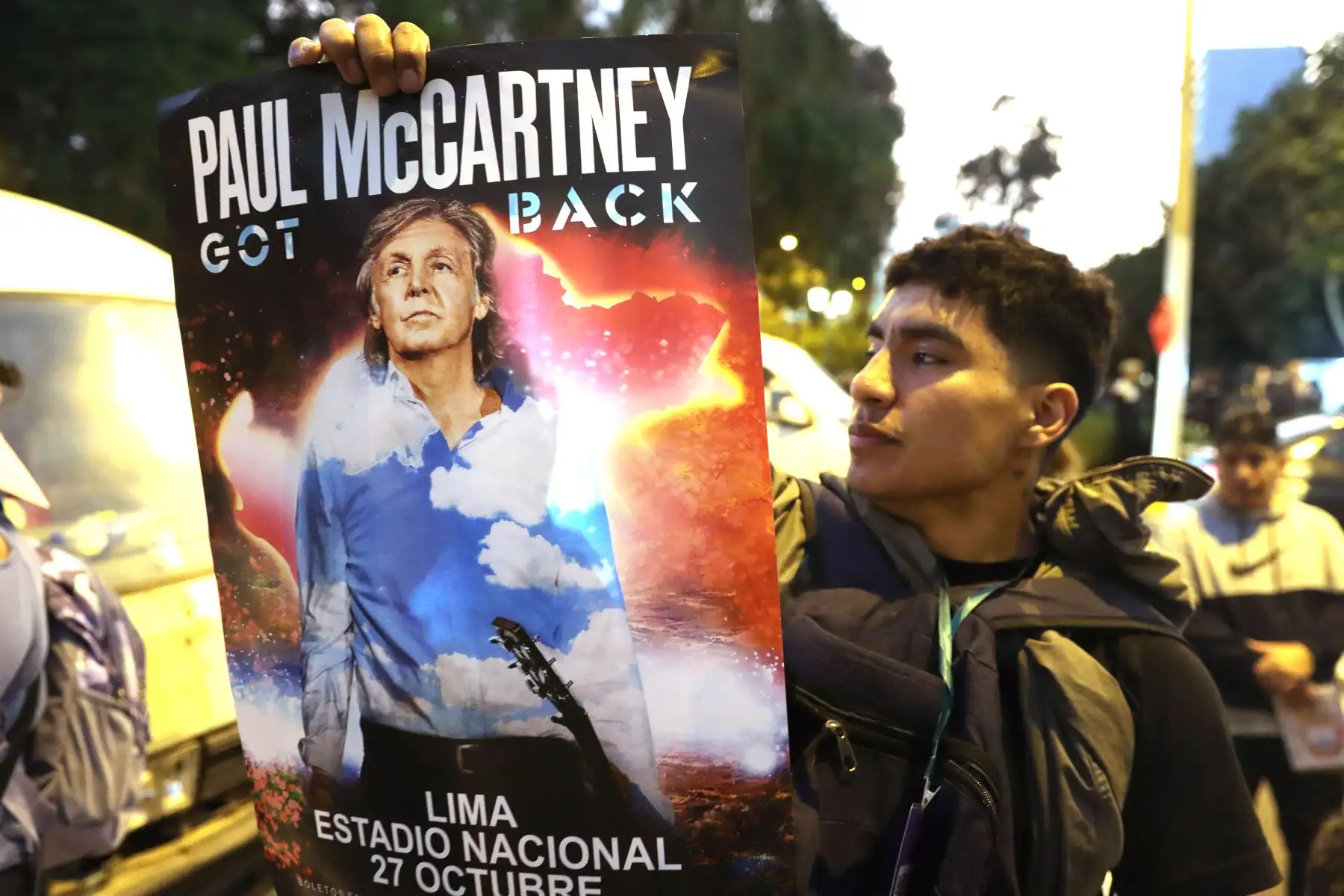 Fanáticos del cantante Paul MacCartney llegan al Estadio Nacional, horas antes del esperado concierto. Foto: ANDINA / Lino Chipana