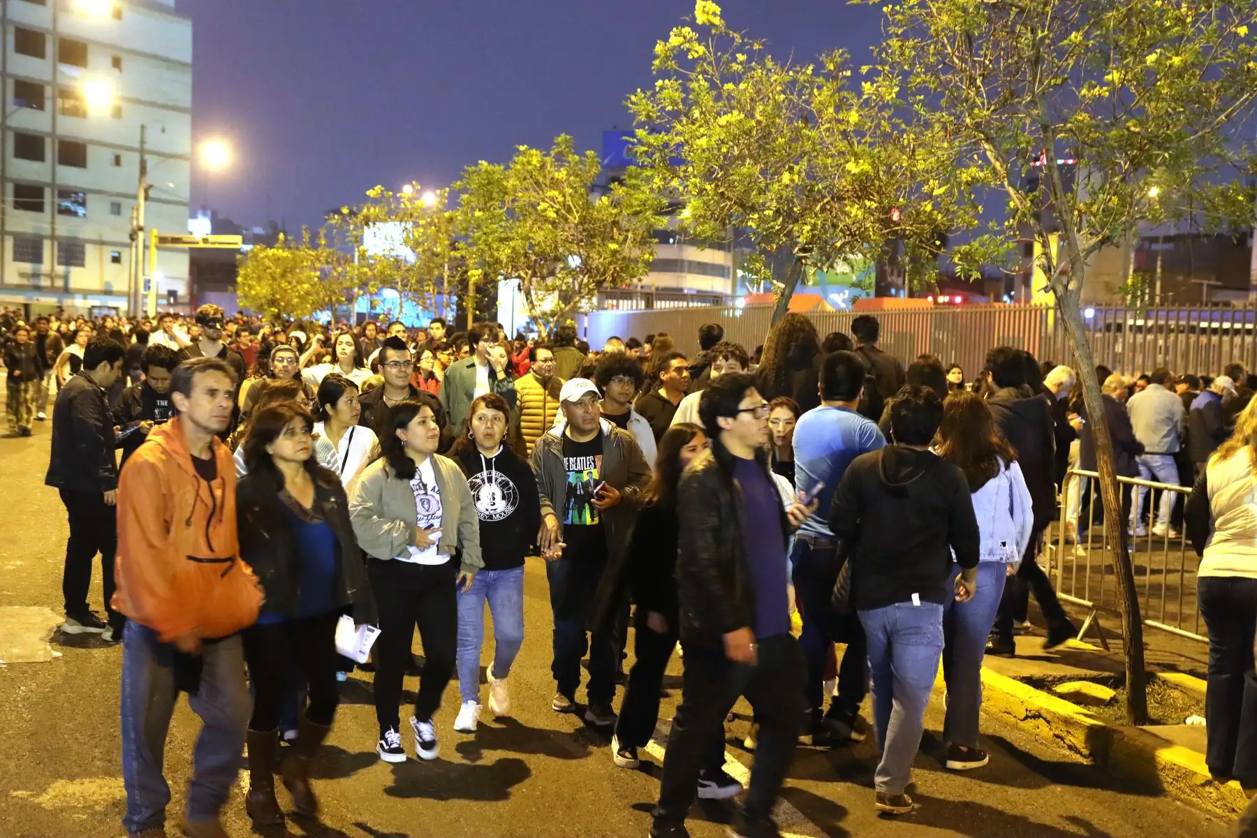 Fanáticos del cantante Paul MacCartney llegan al Estadio Nacional, horas antes del esperado concierto. Foto: ANDINA / Lino Chipana