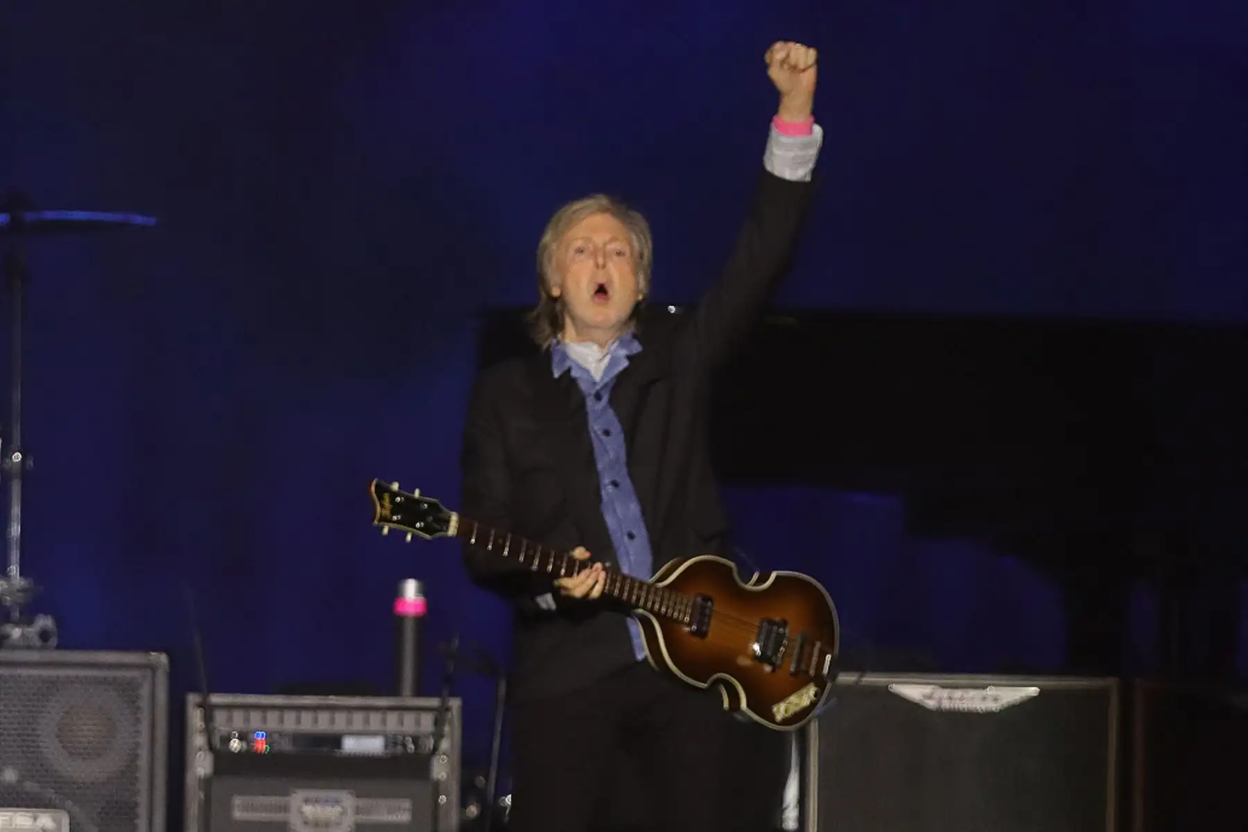 El cantante británico Paul MacCartney se presenta con un gran espectáculo en el Estadio Nacional de Lima. Foto : ANDINA / Lino Chipana.