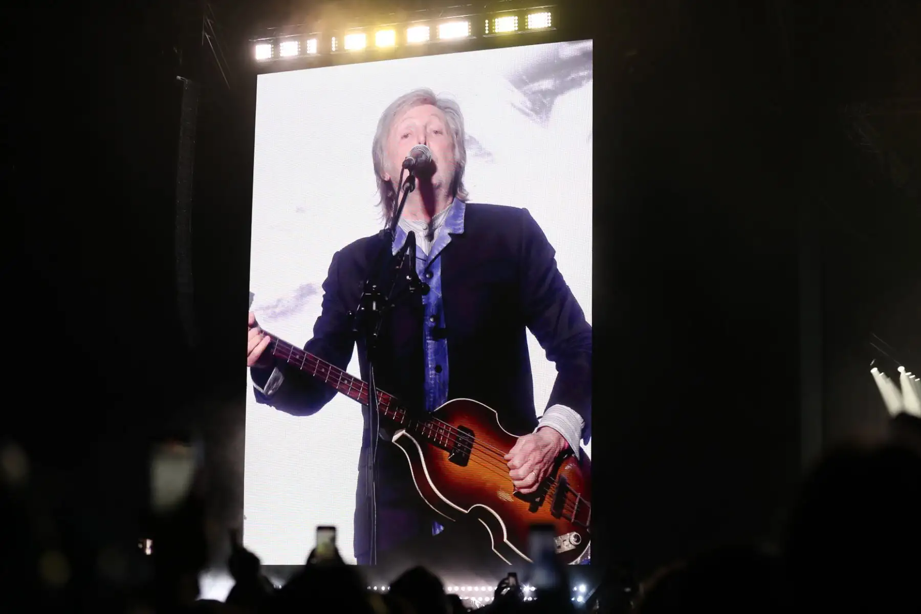 El cantante británico Paul MacCartney se presenta con un gran espectáculo en el Estadio Nacional de Lima. Foto : ANDINA / Lino Chipana.