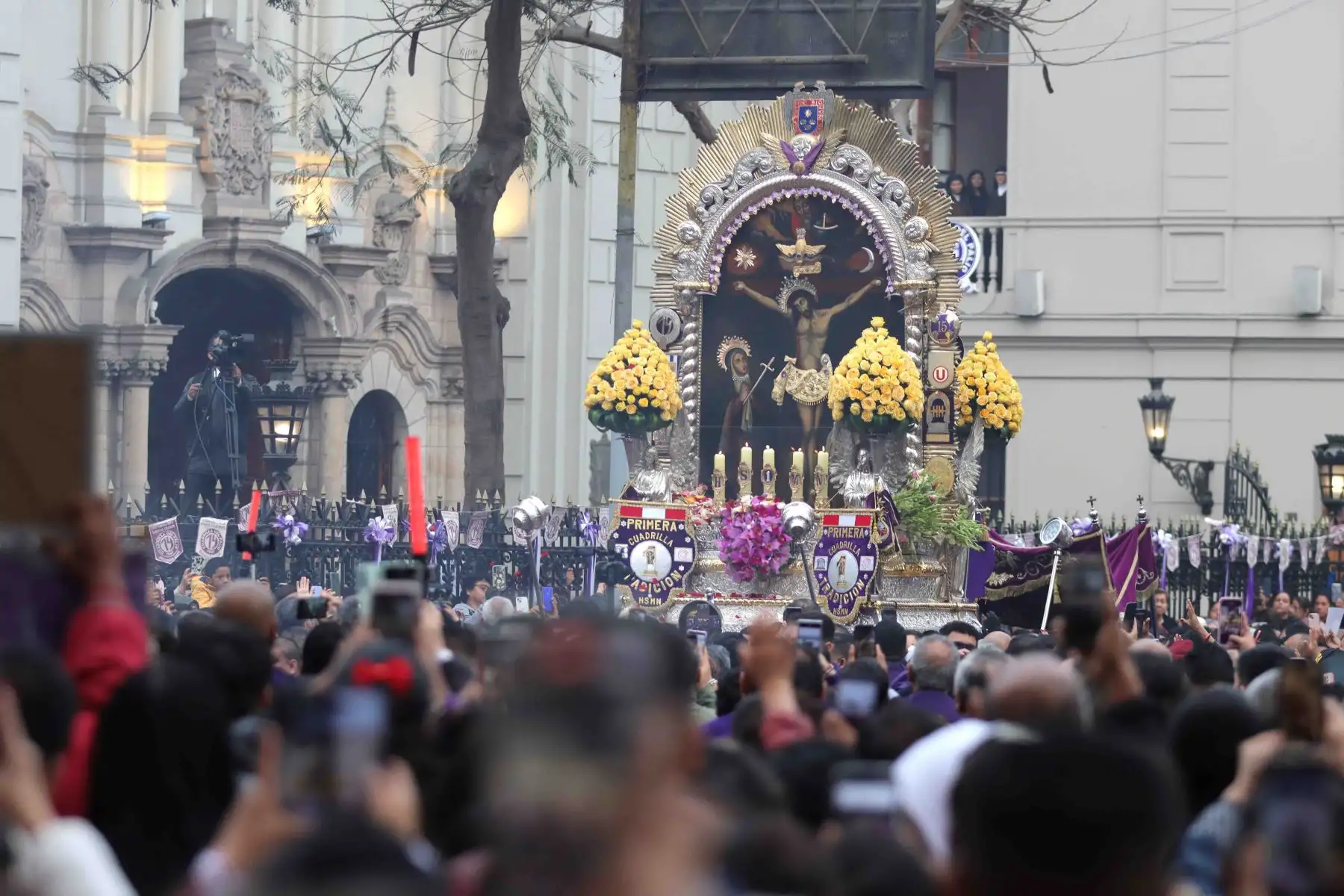 La sagrada imagen del Señor de los Milagros realiza hoy lunes 28 de octubre, su cuarto recorrido procesional por avenidas y calles del Cercado de Lima, donde recibirá bendiciones de sus miles de fieles y homenajes de diversas instituciones públicas y privadas. Conoce en esta nota cuál será su recorrido. Foto: ANDINA/ Lino Chipana