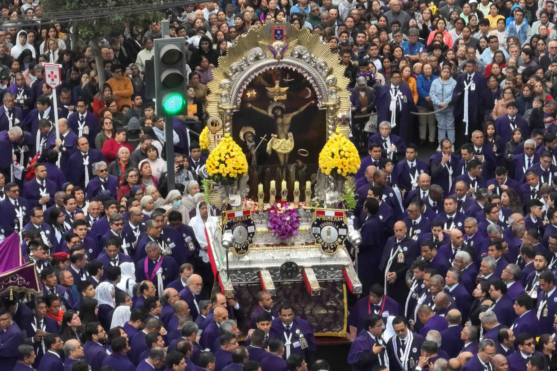 A las 06:00 horas, el anda del Cristo de Pachacamilla salió del monasterio de las Nazarenas, en la avenida Tacna, para luego seguir su recorrido hacia la avenida Nicolás de Piérola, el jirón Cañete y la avenida Alfonso Ugarte, donde, en la cuadra 8, recibirá el homenaje de los trabajadores de Editora Perú. Foto: ANDINA/Daniel Bracamonte