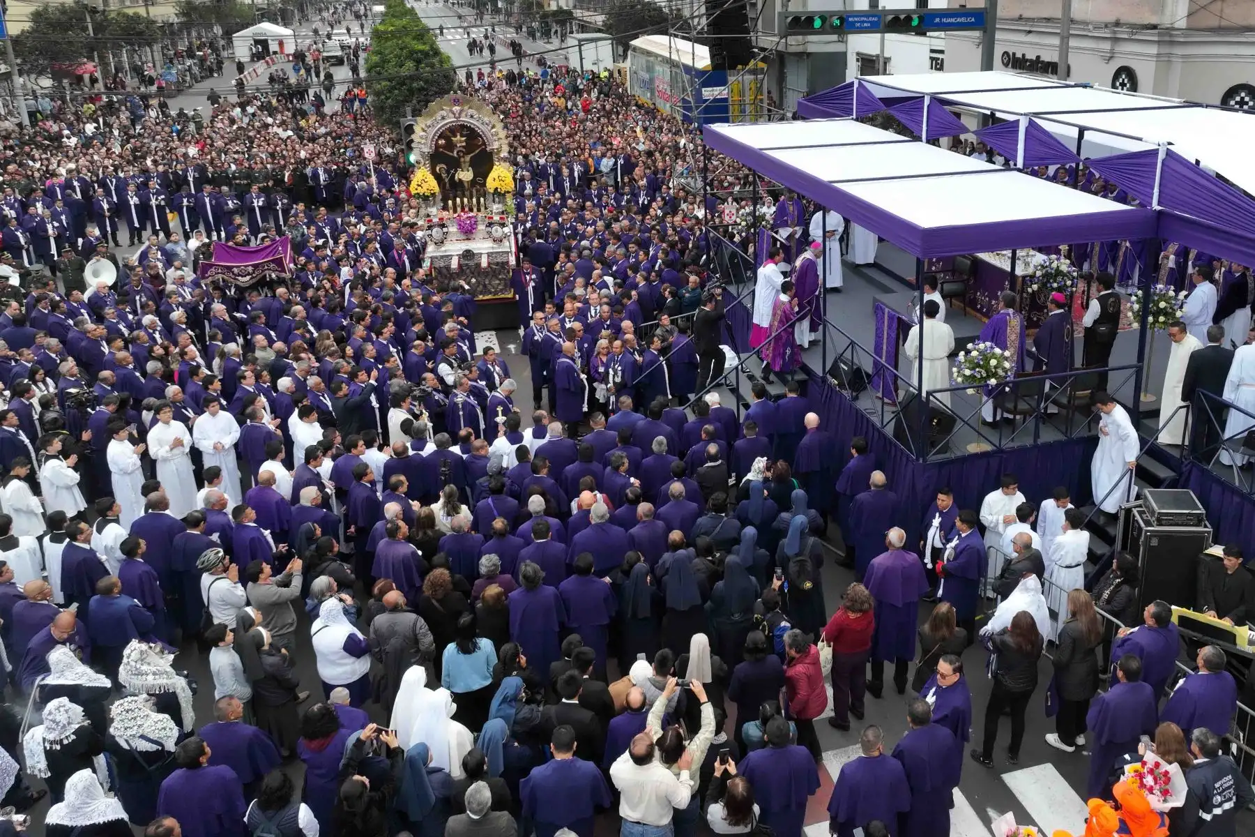 La imagen del Señor de los Milagros sale de la iglesia Las Nazarenas para su penúltimo recorrido por la calles y avenidas de Lima, rodeada de una gran multitud de gente. Foto: ANDINA/Daniel Bracamonte