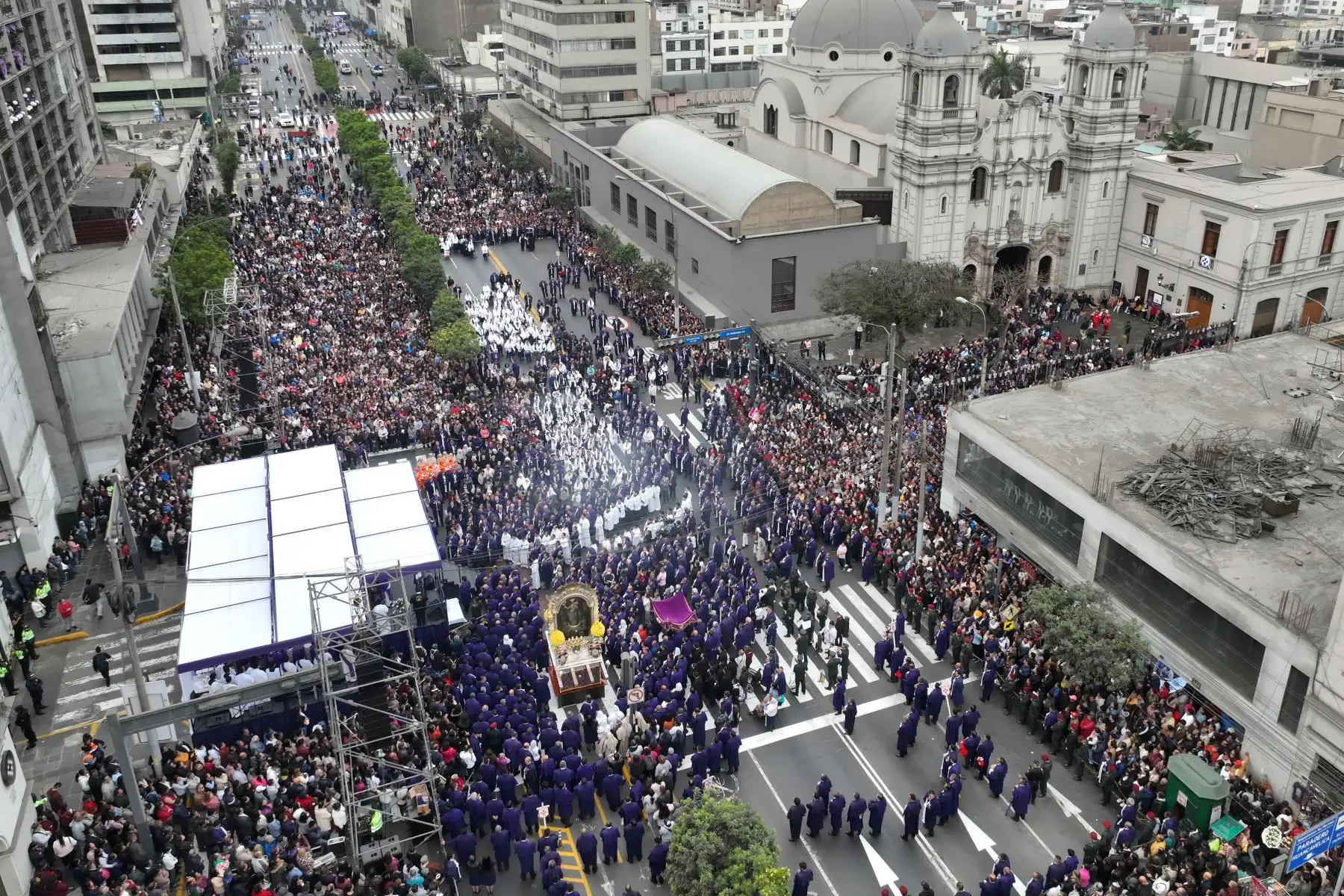 La imagen del Señor de los Milagros sale de la iglesia Las Nazarenas para su penúltimo recorrido por la calles y avenidas de Lima, rodeada de una gran multitud de gente. Foto: ANDINA/Daniel Bracamonte