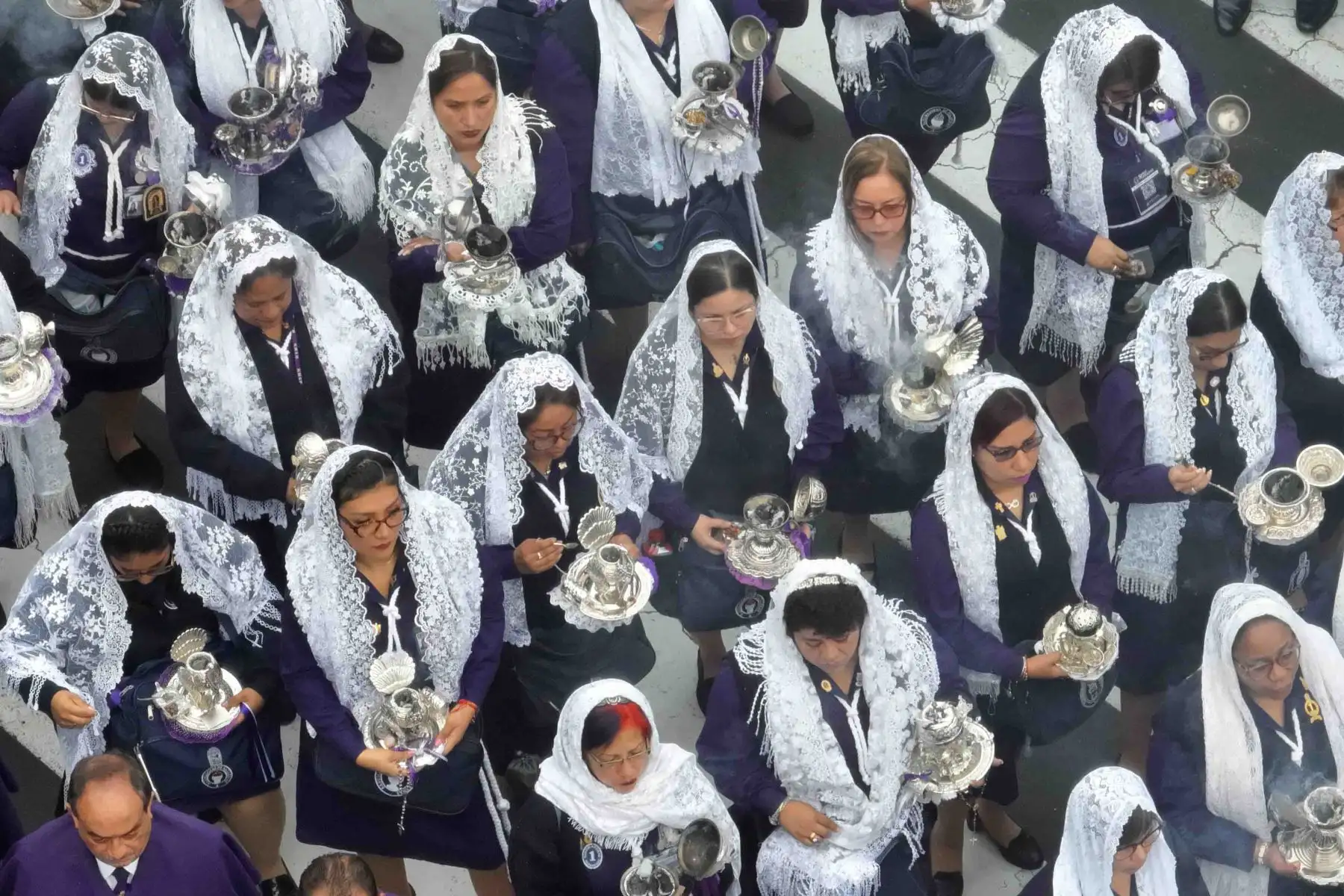 Desde muy tempranas horas de la mañana, mujeres devotas y sahumadoras participan en la misa en honor a la imagen del Señor de los Milagros, que sale a su penúltimo recorrido procesional por las calles y avenidas de Lima hoy lunes 28 de octubre de 2024. Foto: ANDINA/Daniel Bracamonte