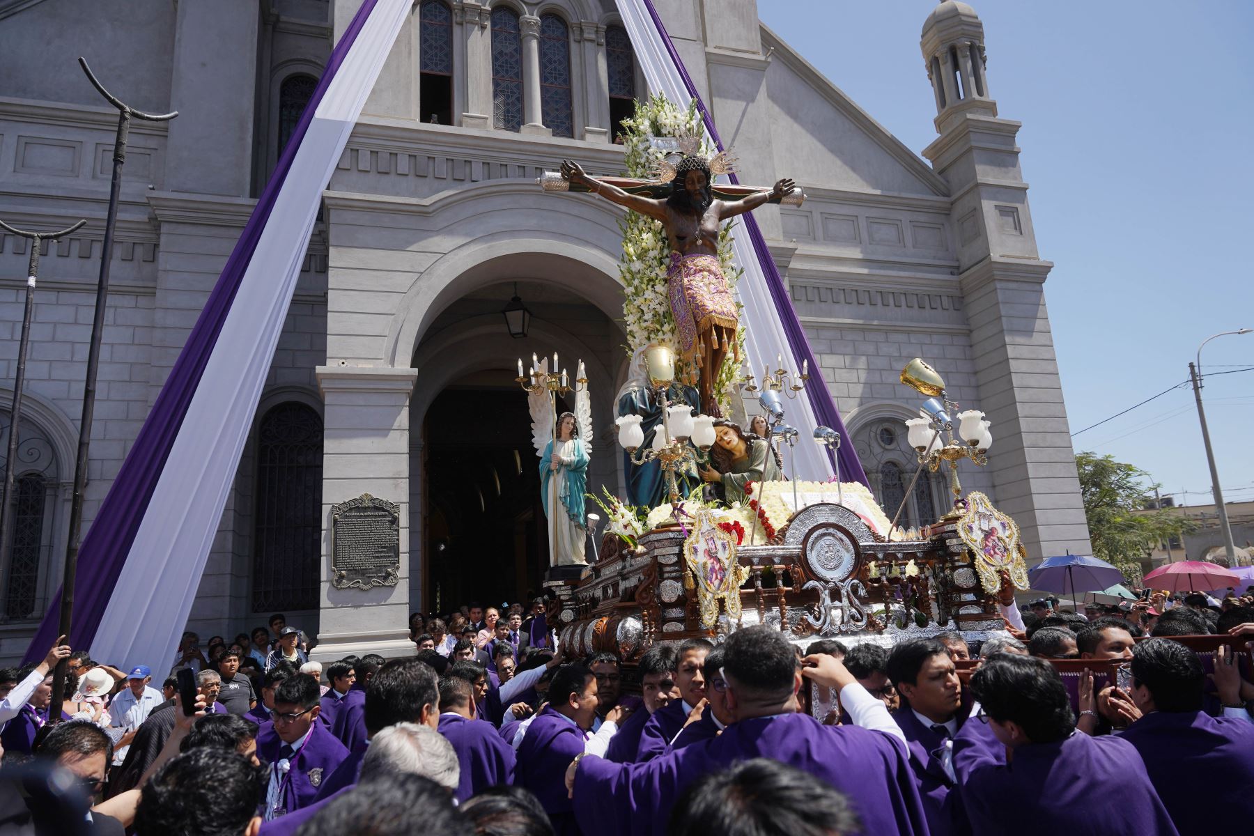 El Señor de Luren realizó su segundo recorrido procesional en Ica acompañado de cientos de fieles. Foto: Genry Bautista