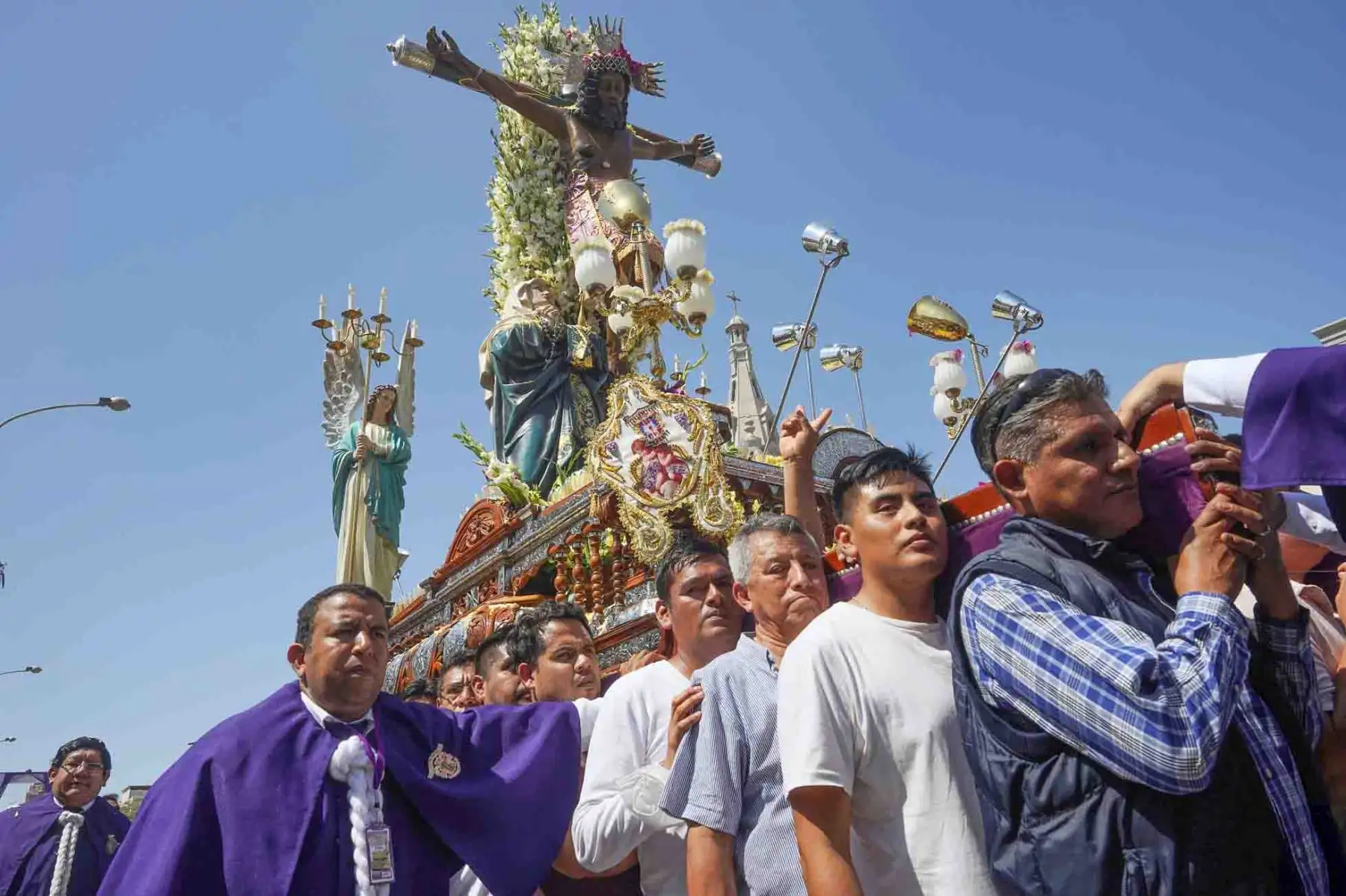 Bajo un intenso sol, con una temperatura que alcanzó los 30 grados Celsius, cientos de fieles iqueños demostraron una vez más su inquebrantable devoción y fe al Señor de Luren, acompañándolo en su segundo recorrido procesional por las principales calles y avenidas de la ciudad de Ica. Foto: Genry Bautista
